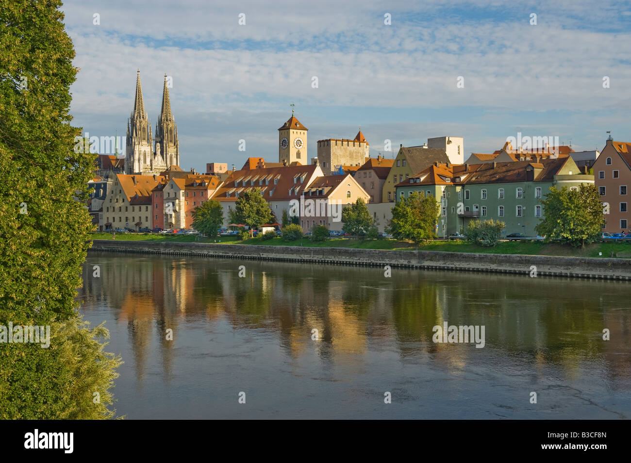 UNESCO-Weltkulturerbe REGENSBURG alte Stadt-Stadt am Fluss Ufer Donau Flusses Flusswasser Abend Sonnenuntergang Stockfoto