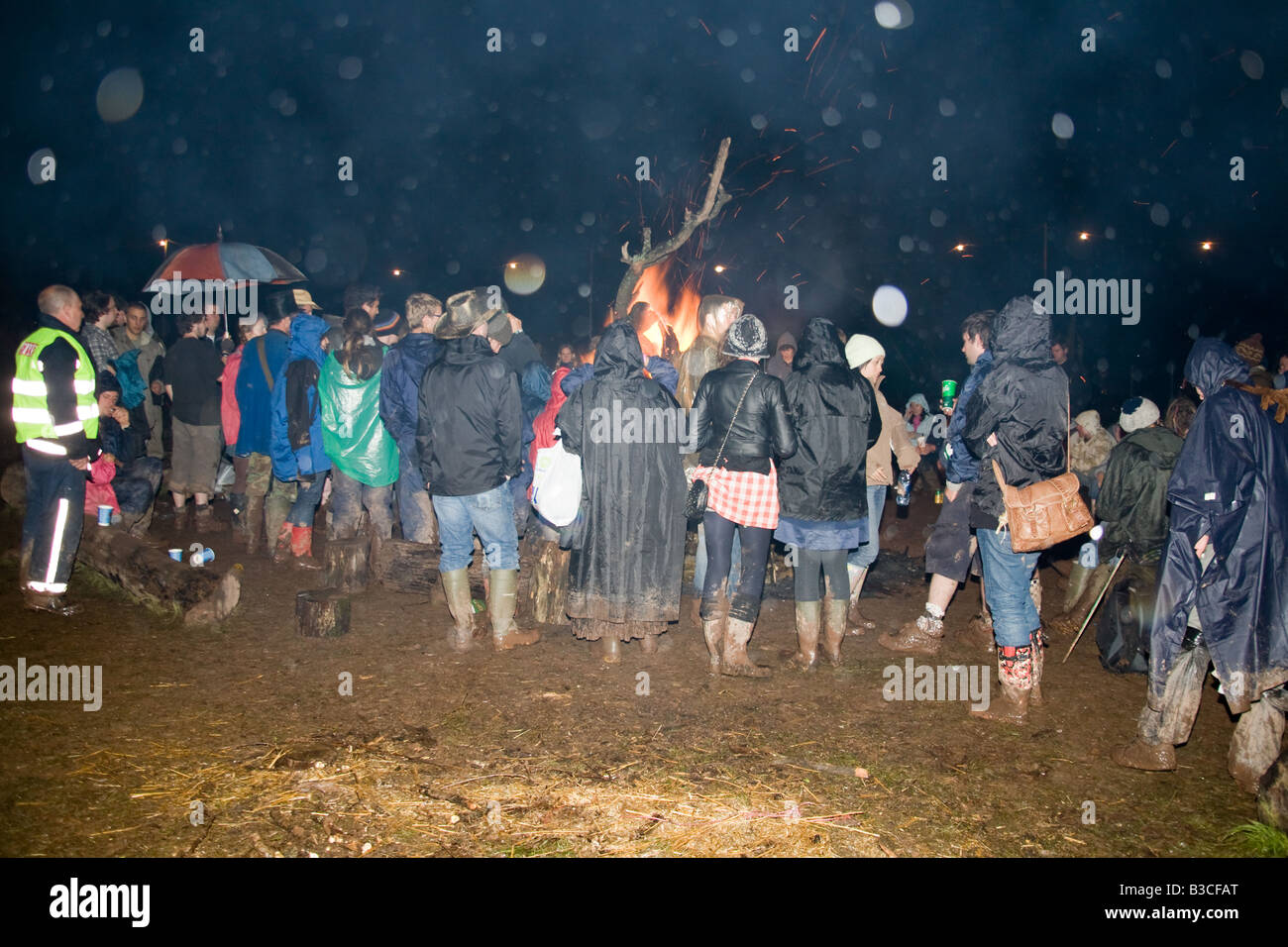 Menschenmengen sammeln am großen Lagerfeuer auf der Greenman Festival 2008 Glanusk Park Brecon Beacons Wales U K Stockfoto