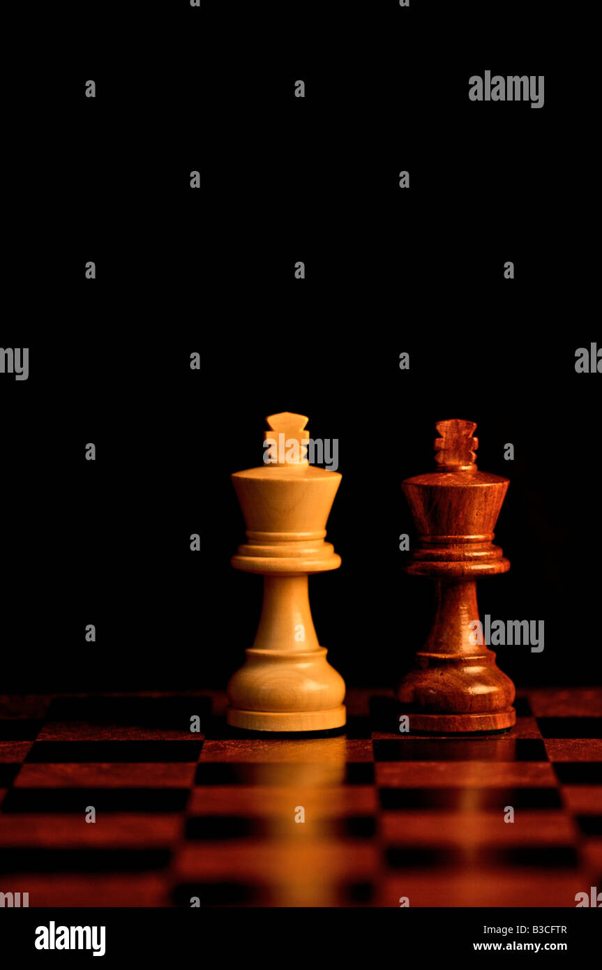 Zwei Kingsize-Schachfiguren Stockfoto