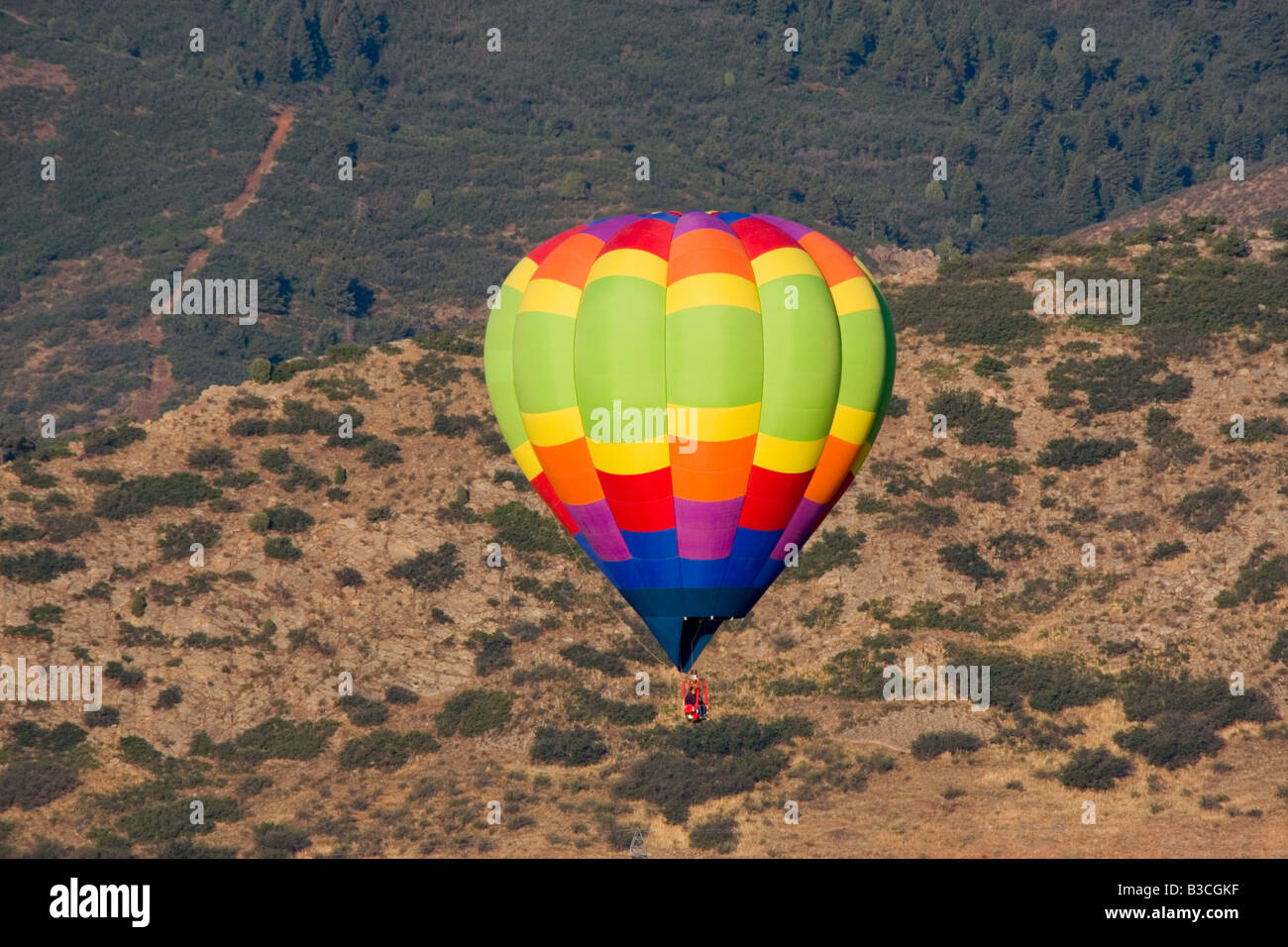 Boote und Zuschauer genießen einen Massenaufstieg von Heißluftballons in den Rocky Mountain-Ballon-Festival. Stockfoto
