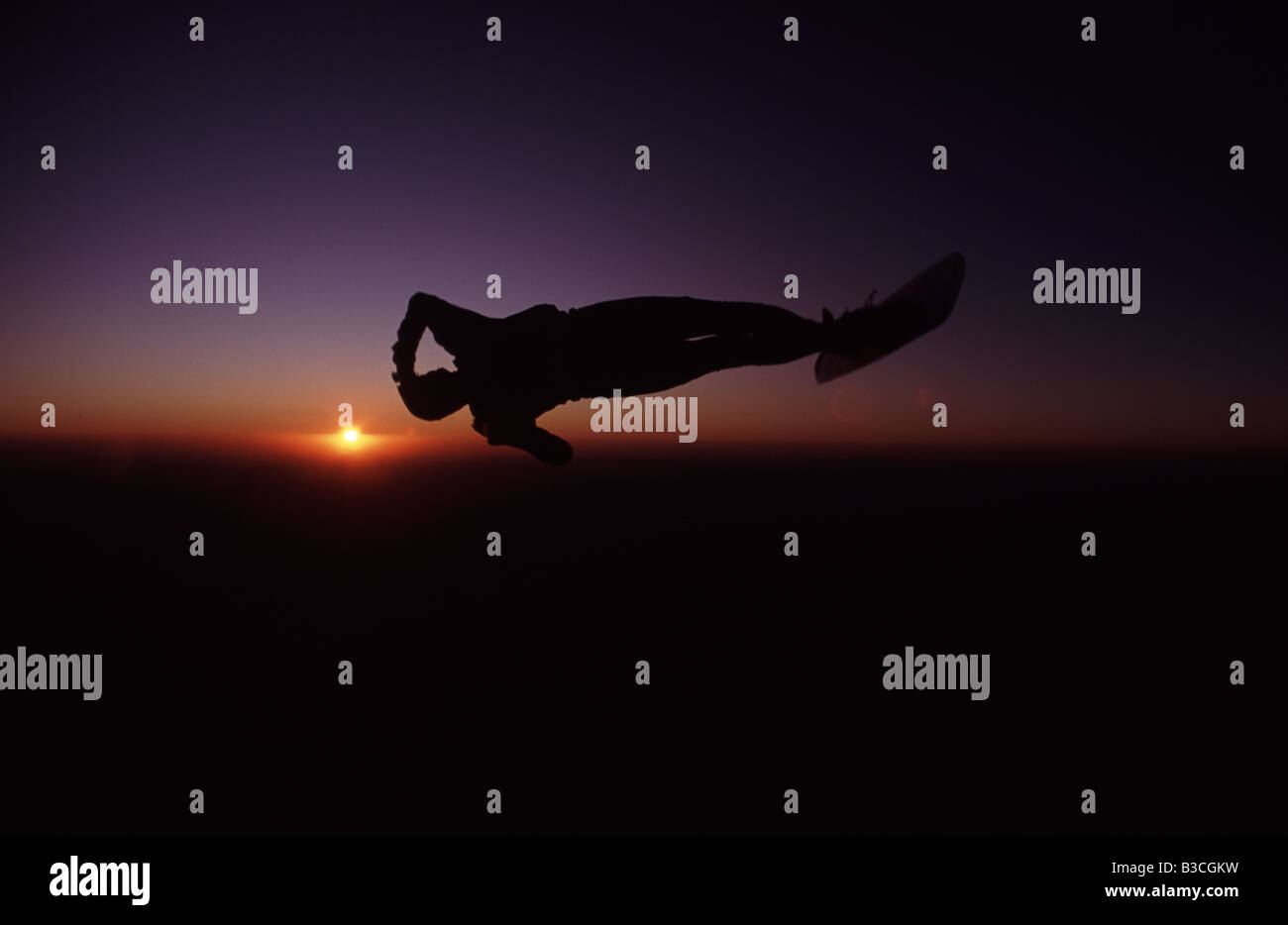 Ein Skysurfers dreht sein Board auf der Arizona Himmel kurz vor die Sonne verschwindet hinter dem Horizont Stockfoto