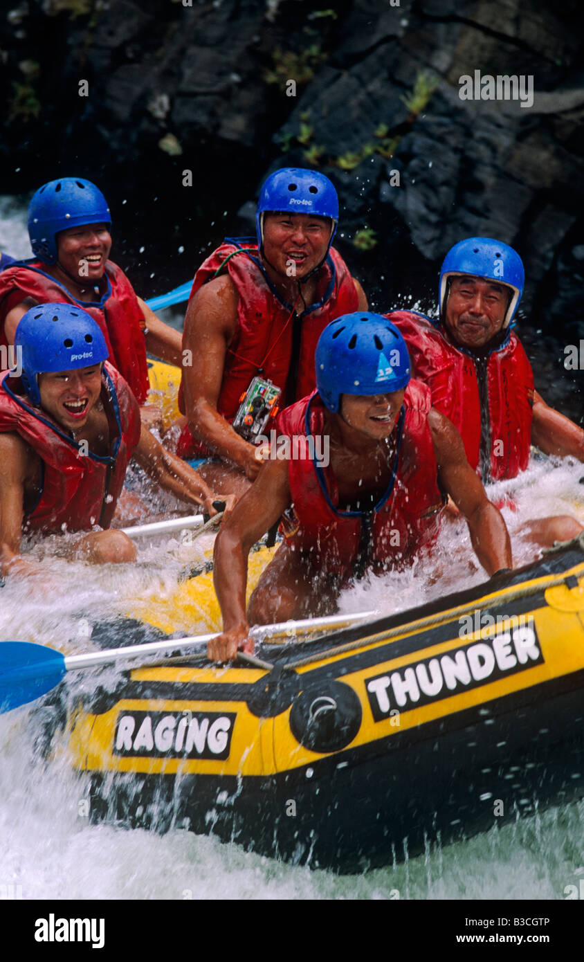 Australien, Queensland. Wildwasser-rafting auf dem Tully River in der Nähe von Cairns. Stockfoto