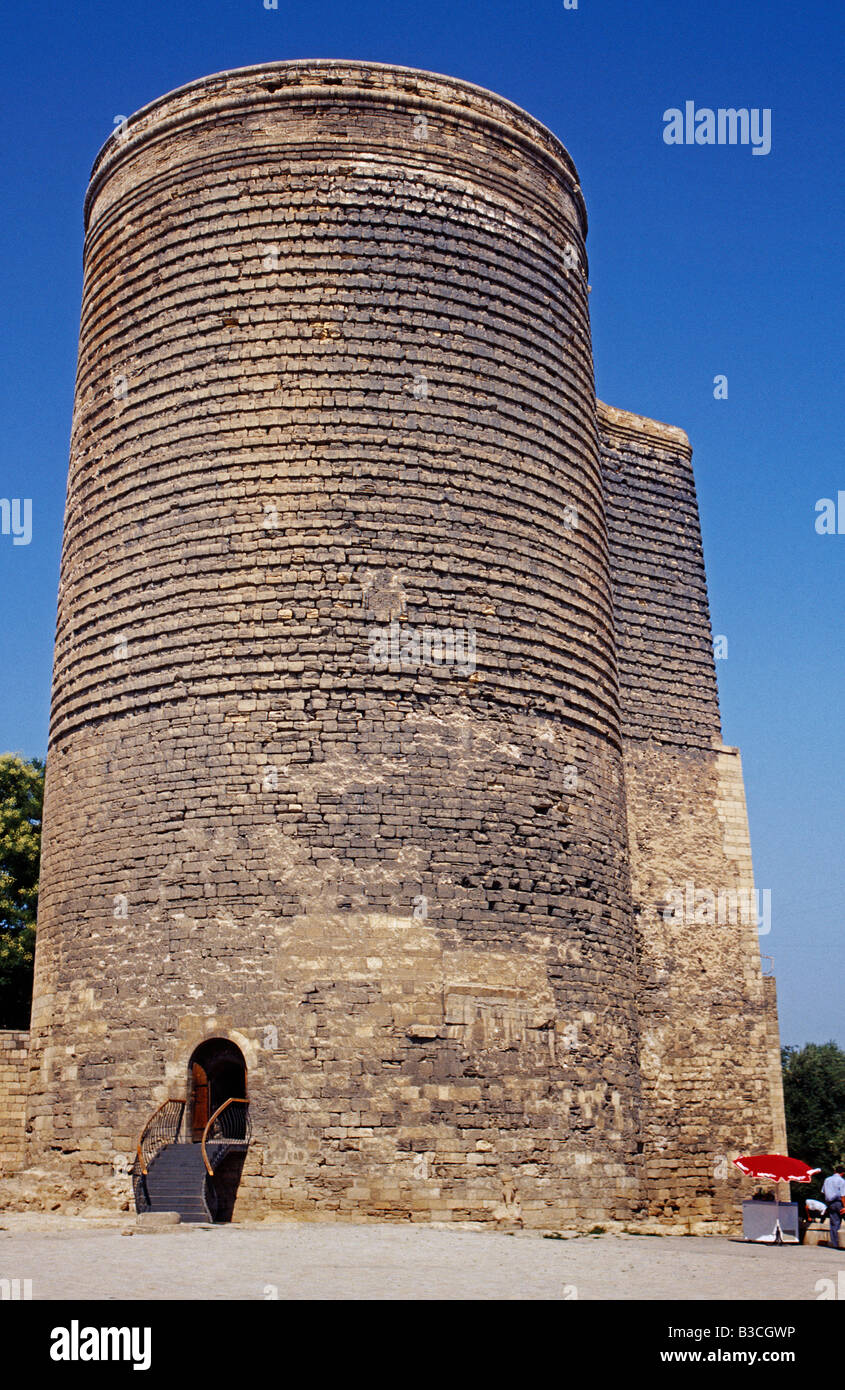 Aserbaidschan, Baku. 12. Jahrhundert Maiden Tower gehört zu den auffälligsten Denkmäler in Baku die restaurierte Altstadt, oder Icheri Shahar. Stockfoto