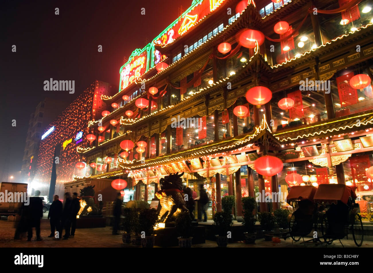 China, Peking. Chinesische neue Jahr Frühlingsfest - Laterne Dekoration auf der Vorderseite ein Restaurant. Stockfoto