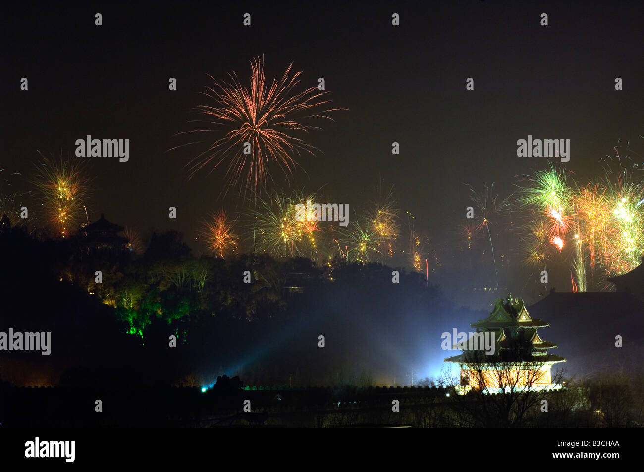 China, Peking. Chinesische Neujahr Frühlingsfest - Feuerwerk. Stockfoto