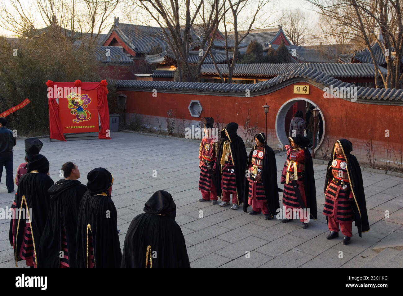 China, Peking. Beiputuo Tempel und Film Studio - Chinesisches Neujahr Frühlingsfest - Wachen in traditioneller Tracht. Stockfoto