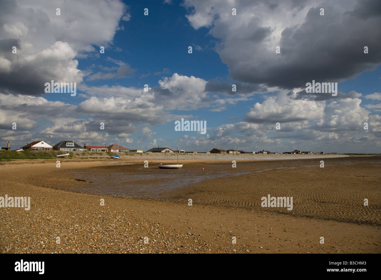 Gefährdete Häuser die Wäsche am Sandstraenden Norfolk UK August Stockfoto