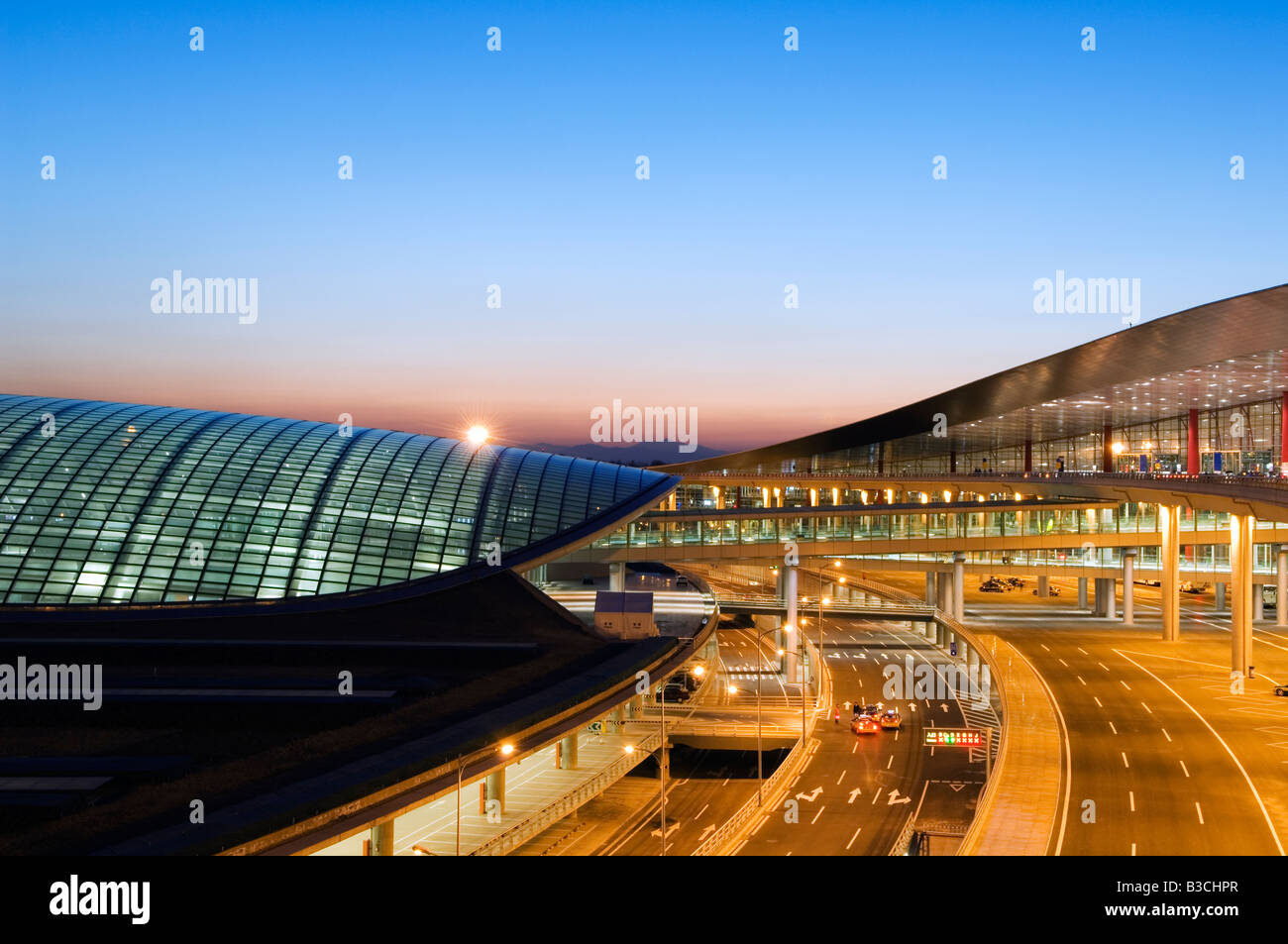 China, Peking, Beijing Capital Airport. Nachts beleuchtet, offener Teil Neubau Terminal 3 Februar 2008, das zweitgrößte Gebäude der Welt. Stockfoto