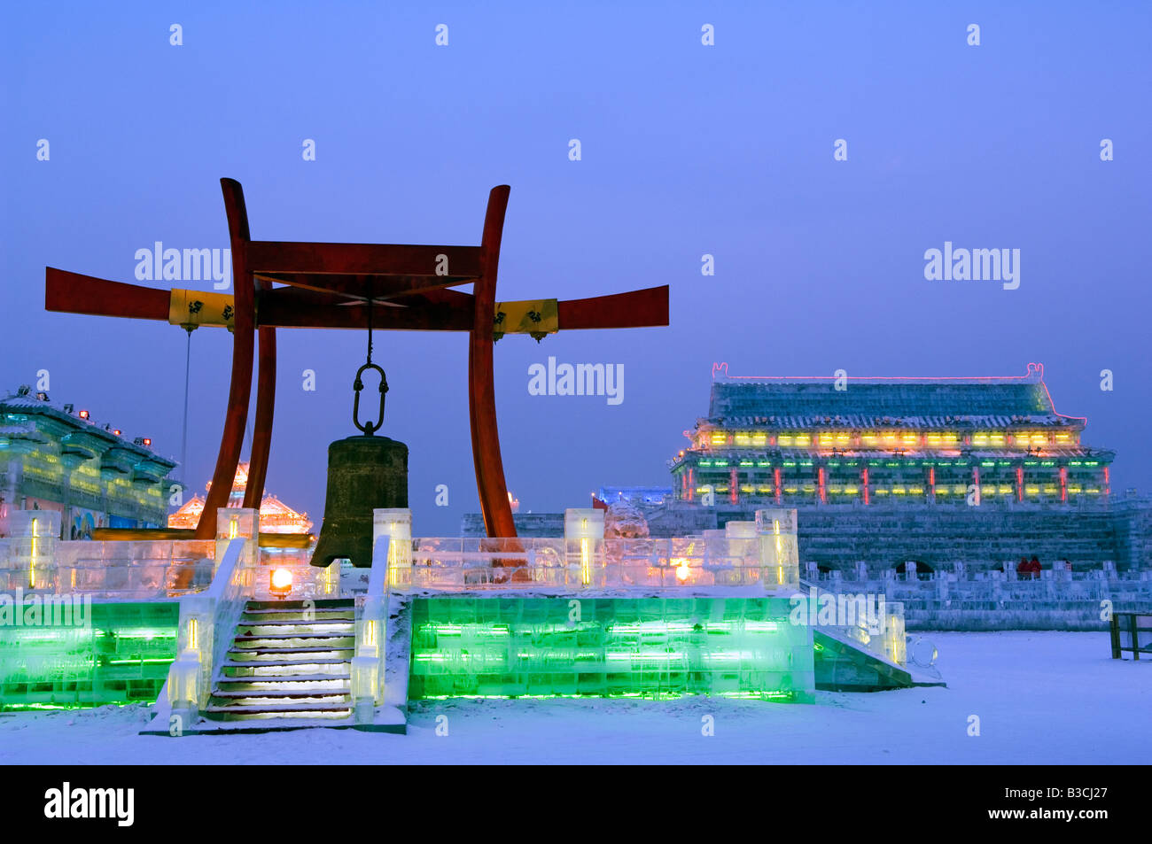 China, Nordost-China, Provinz Heilongjiang Harbin City. Eis-Laternenfest. Eine große Glocke - bunten Eisskulpturen Stockfoto