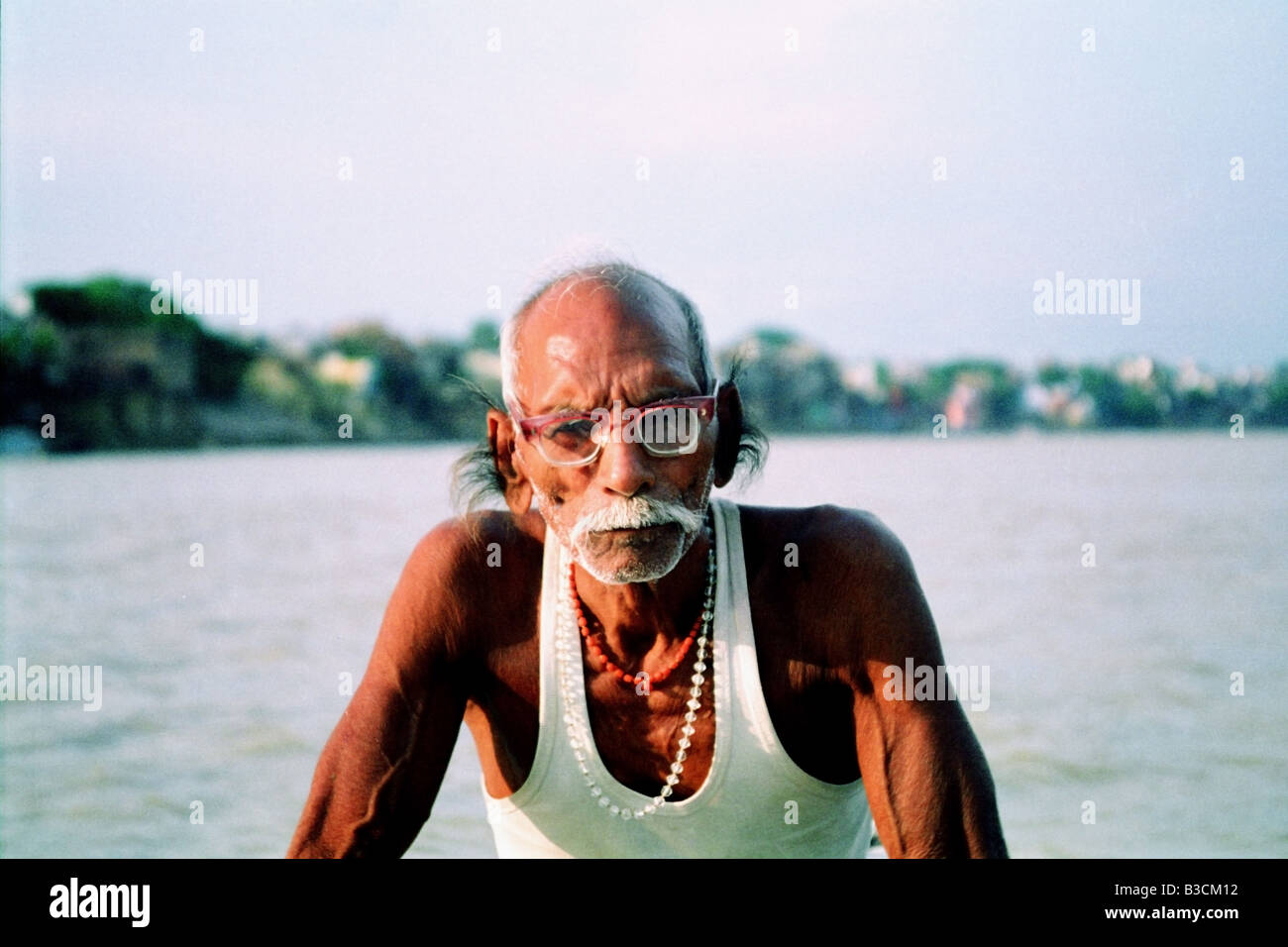 Ein Boot-Ruderer auf den Ganges in Varanasi, Indien, hat dieser Mann außergewöhnlich lange Haare aus den Ohren kommen. Stockfoto