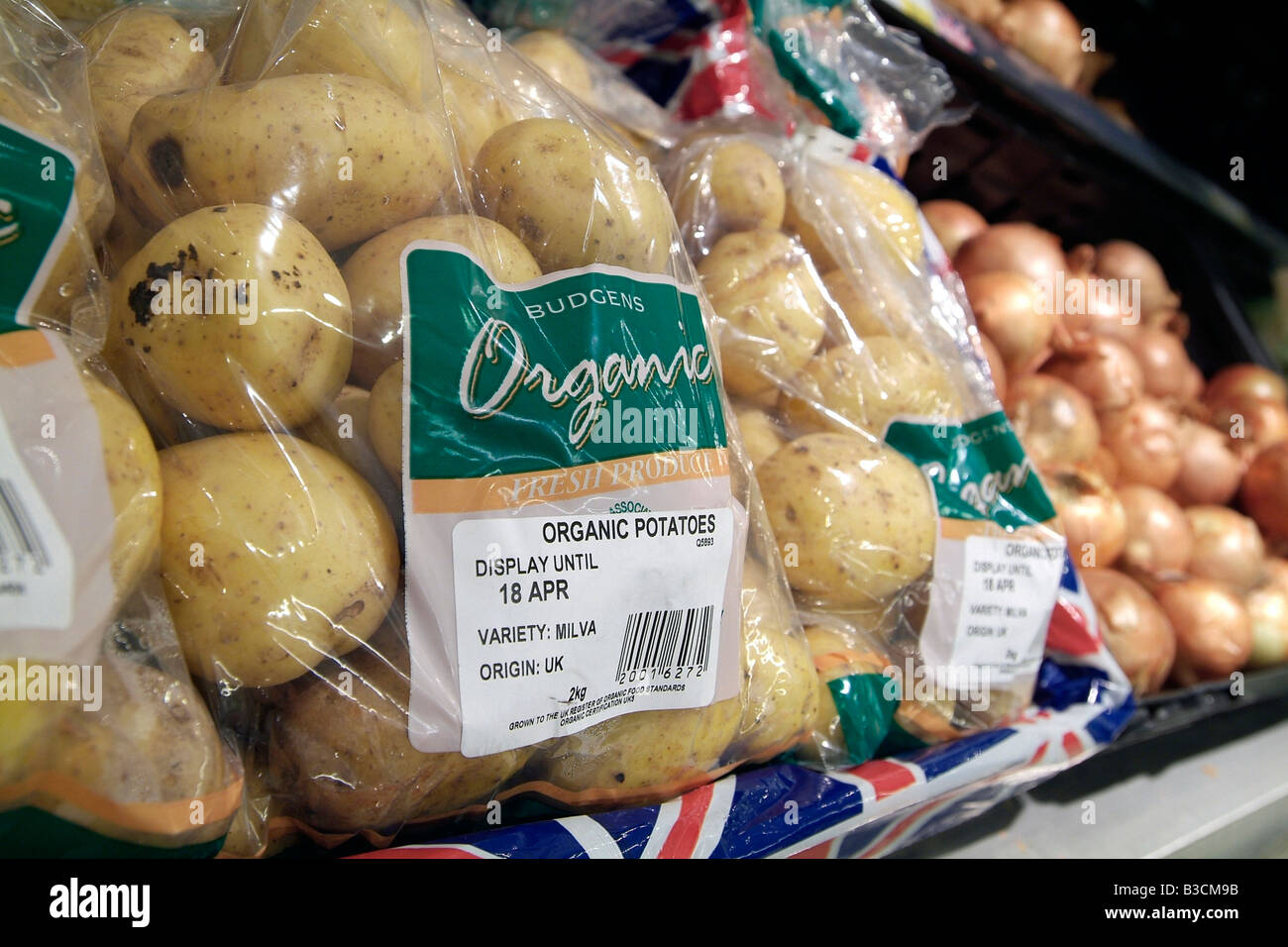 Bio-Kartoffeln auf den Verkauf in einem Supermarkt Stockfoto
