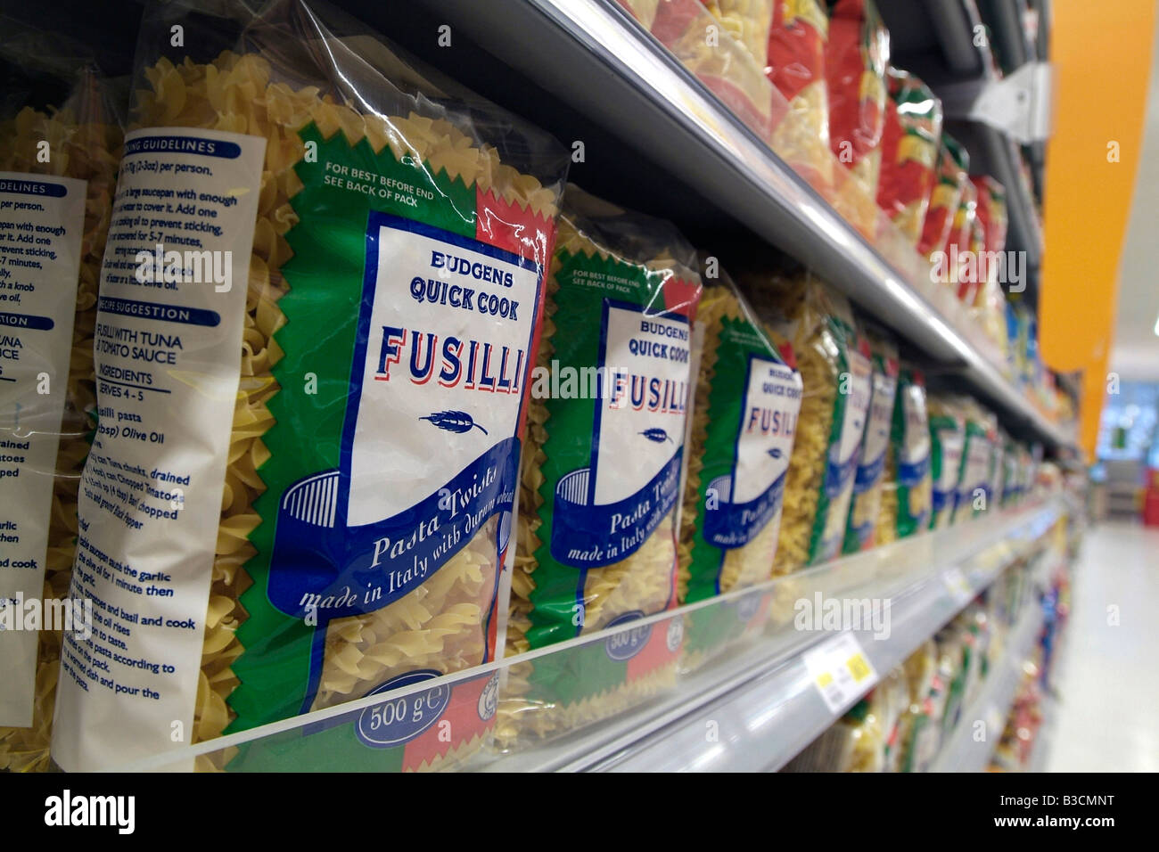 Fusili Nudeln zum Verkauf auf einem Supermarktregal Stockfoto