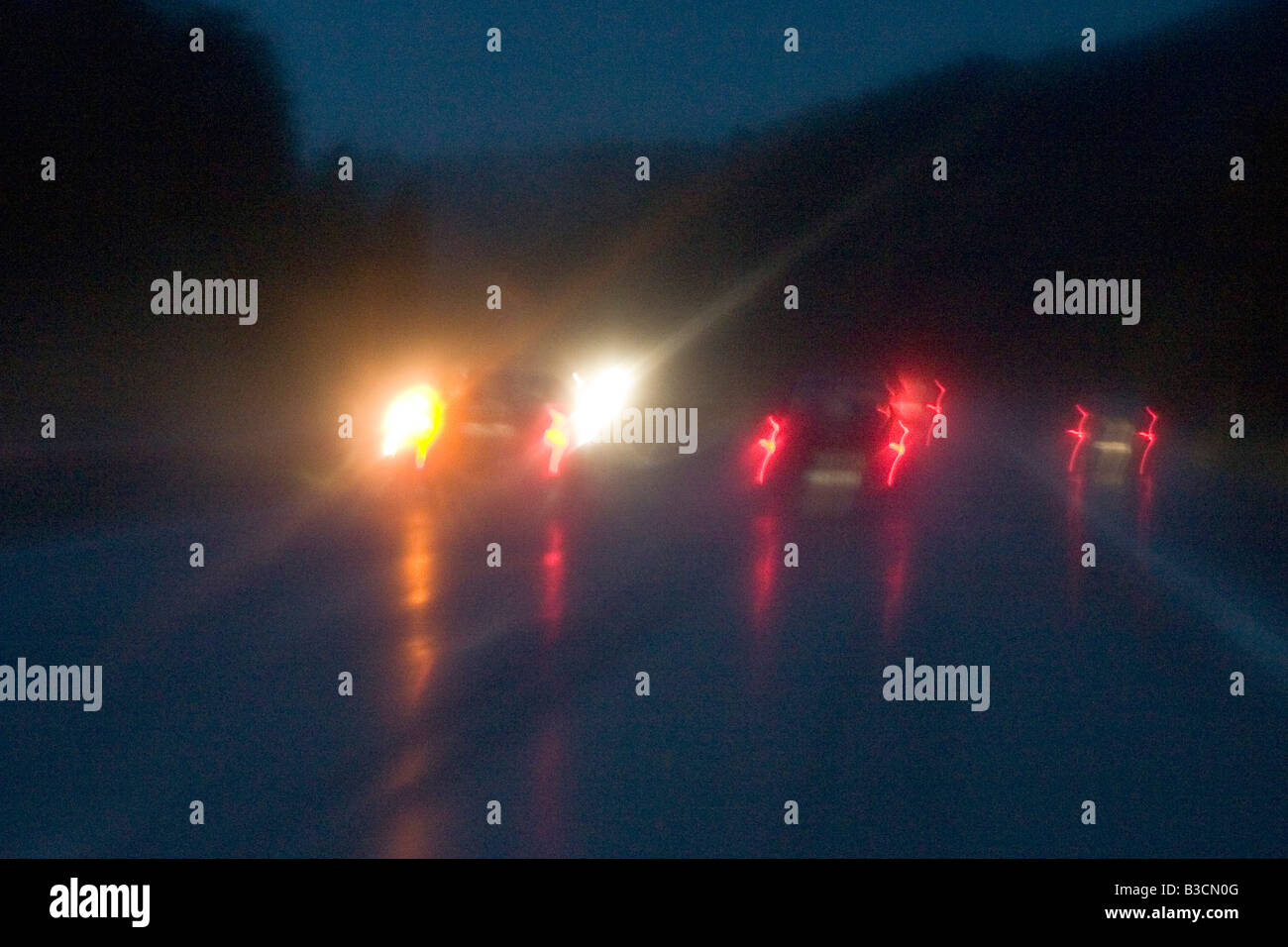 Regen auf einem Highway, Verkehr bei schlechtem nassem Wetter, Stau, Schleuse Stockfoto