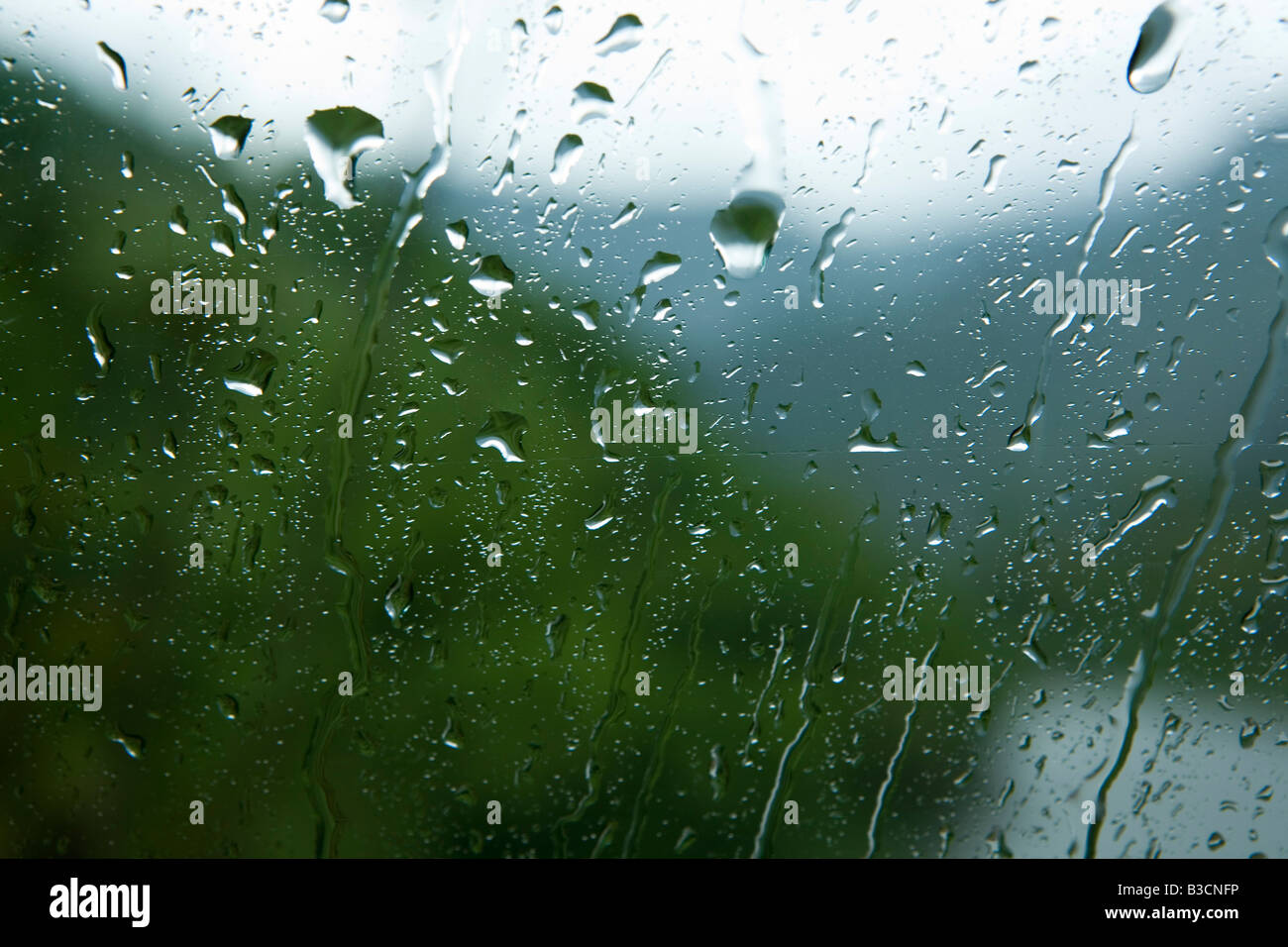 Regnerisches Wetter, Landschaft durch das Fenster eines Autos Stockfoto