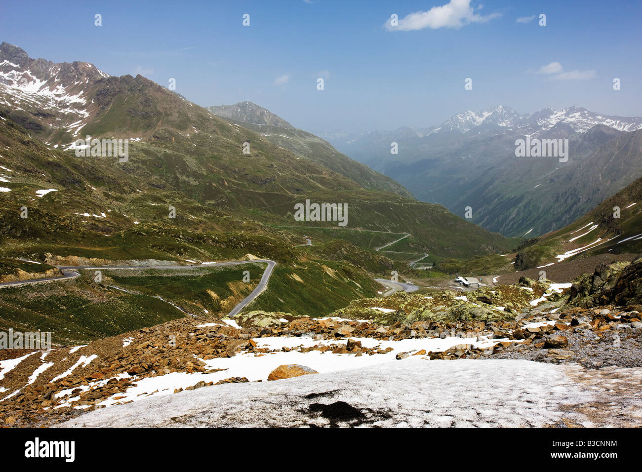 Österreich, Tirol, Kaunertal, Straße führt durch Berglandschaften Stockfoto