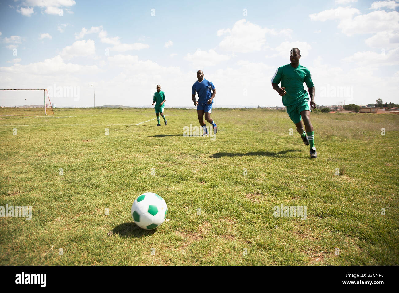 13MA-005 © Monkeyapple aFRIKA Sammlung großer Lager! Mannschaft spielt Fußball auf der grünen Wiese Stockfoto