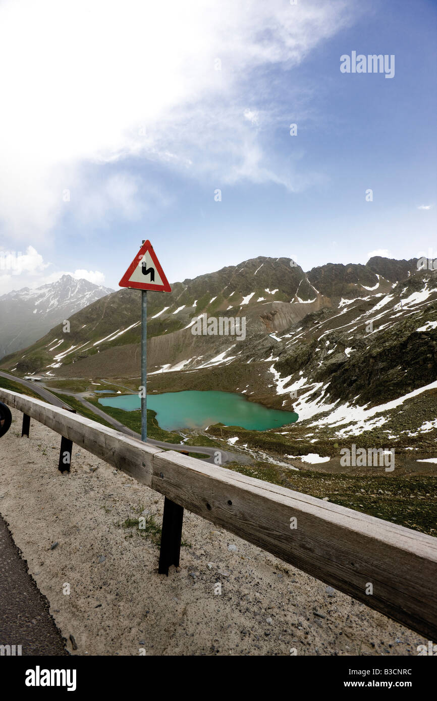 Österreich, Tirol, Kaunertal, doppelte Biegung Straßenschild in der Nähe von Weißensee Stockfoto