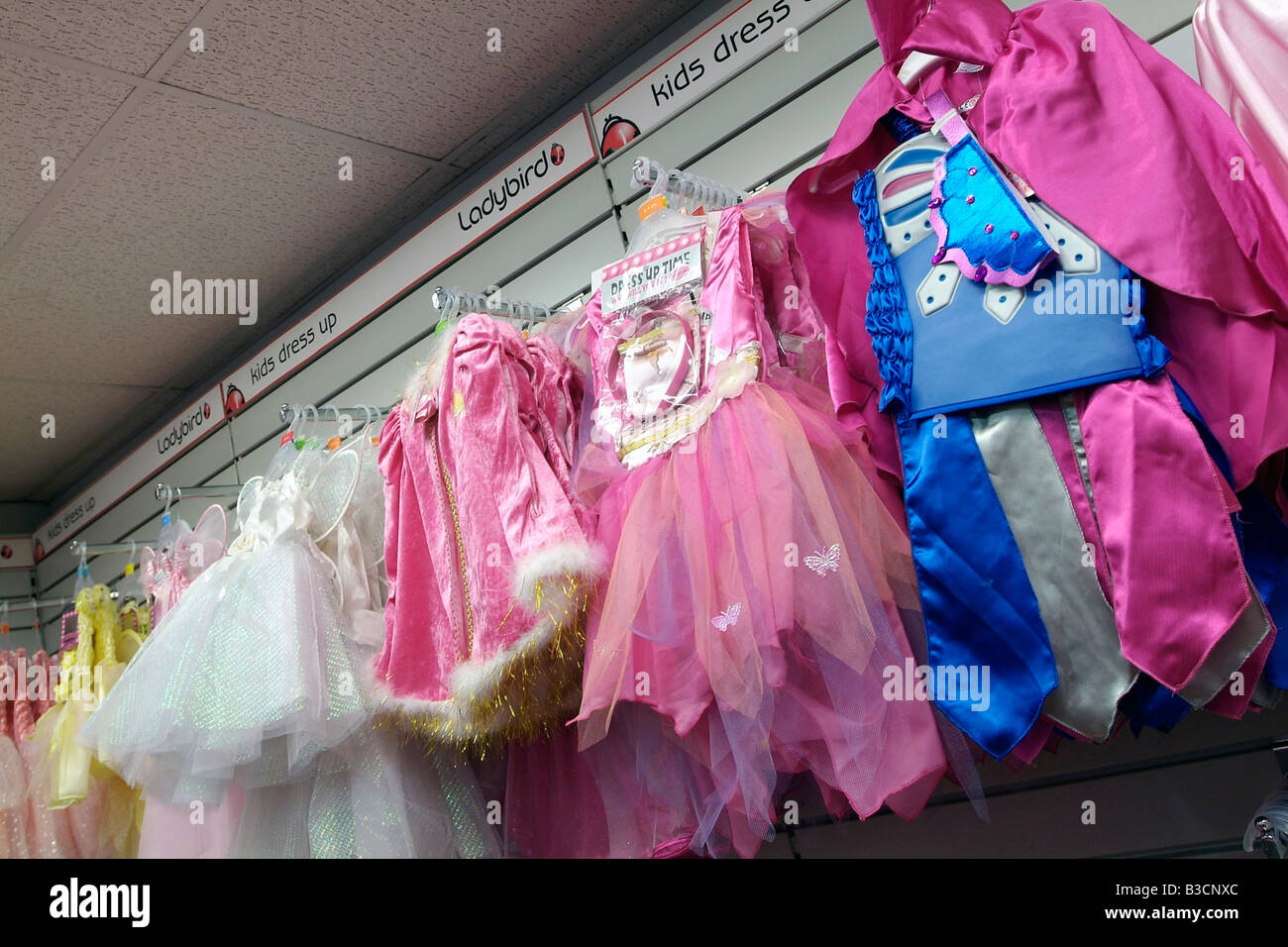 Kinder Kostüm Outfits für den Verkauf im Einzelhandel eine Hauptstraße zu speichern Stockfoto