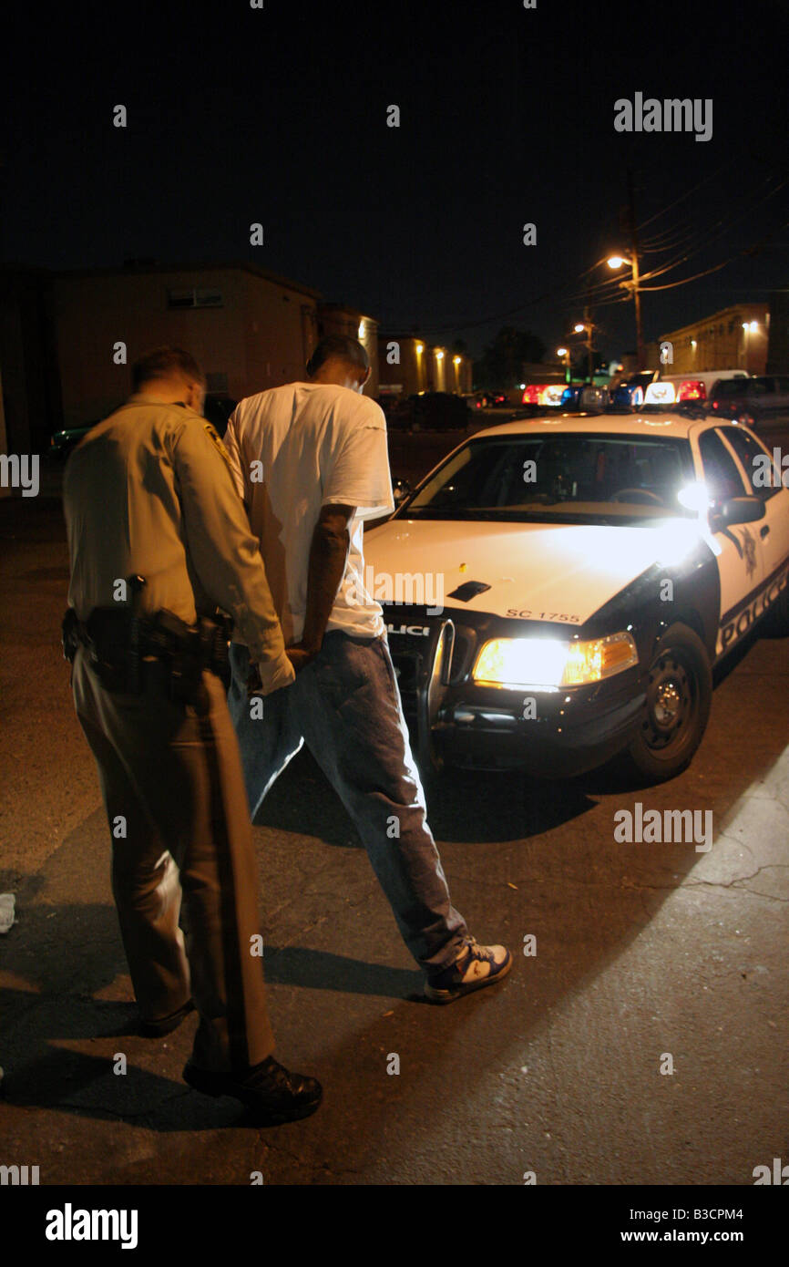 Las Vegas-Polizist sucht einen Verdächtigen in der Nacht Stockfoto