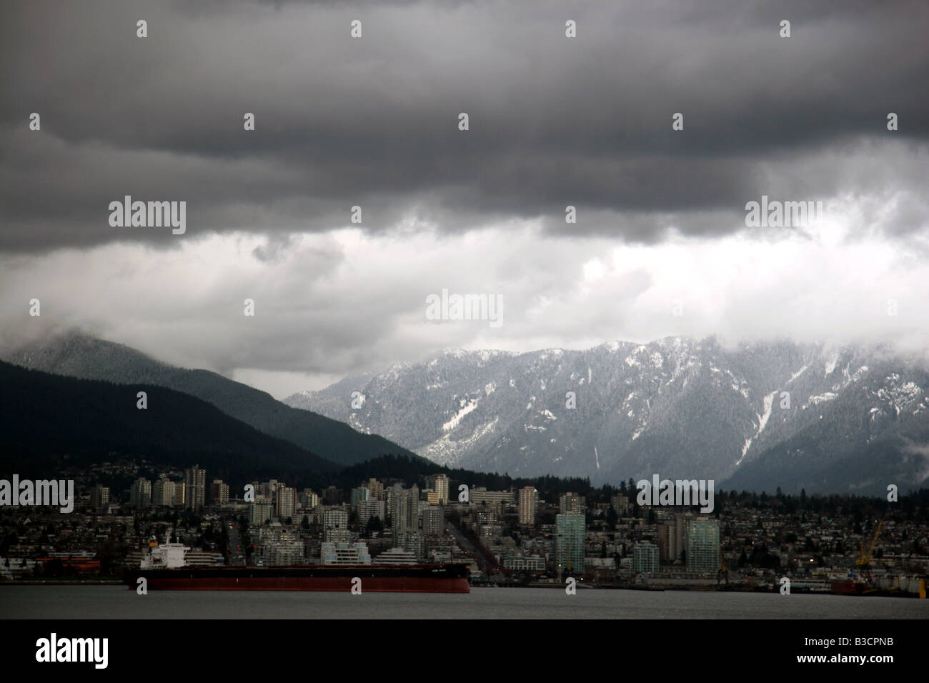 Gewitterwolken über West Vancouver BC Kanada Stockfoto