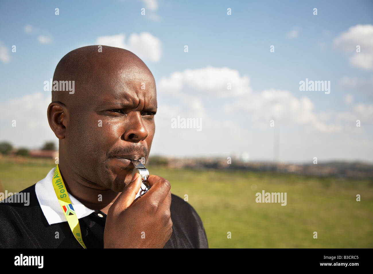 13MA-014 © Monkeyapple aFRIKA Sammlung großer Lager! Schiedsrichter Pfeife bläst Stockfoto