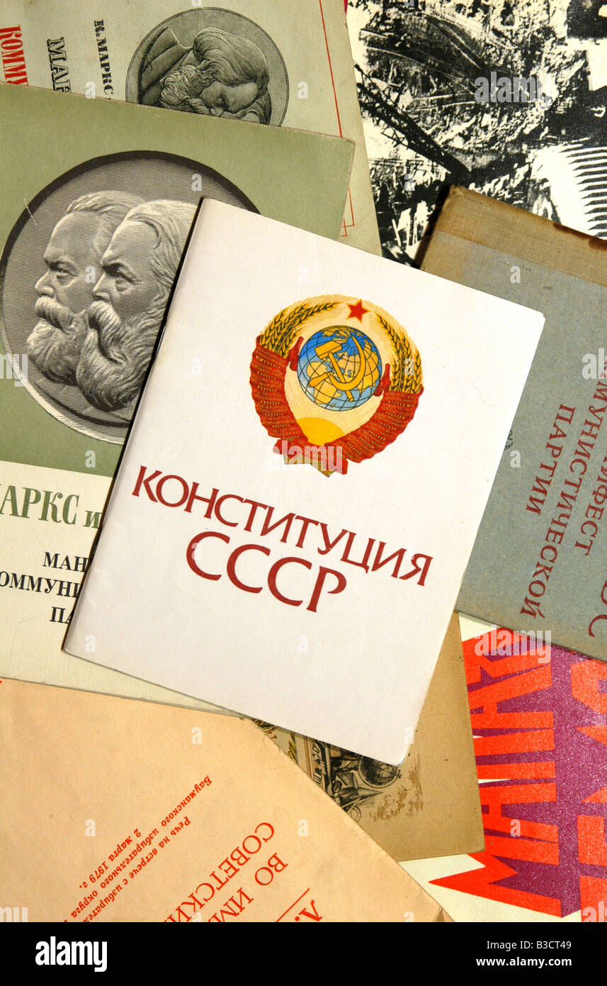 Verfassung der sowjetischen Union Grundsteinlegung über Bücher von Karl Marx und Leonid Brezhnev Stockfoto