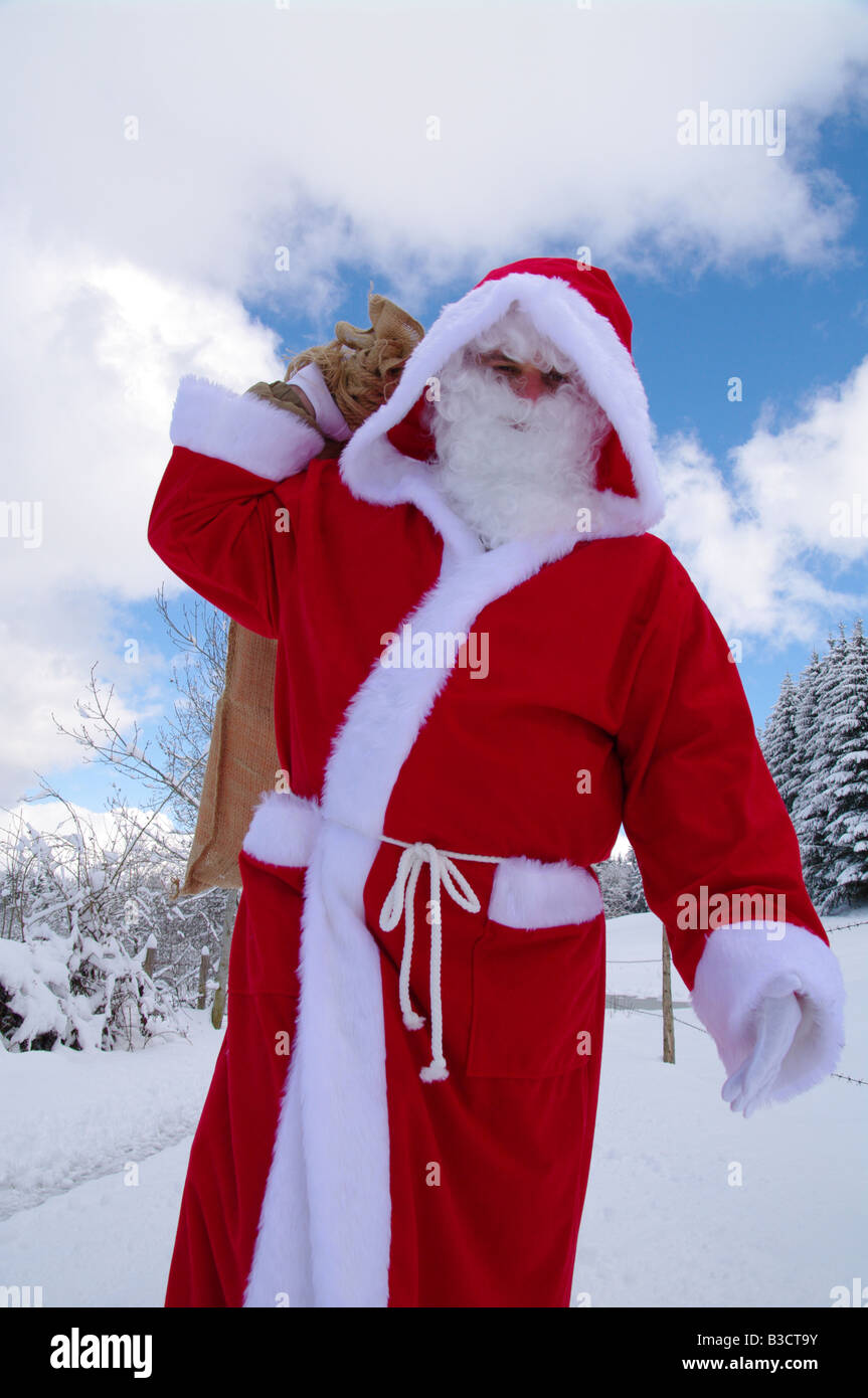 Santa Claus Weihnachtsmann in eine herrliche Winterlandschaft Stockfoto