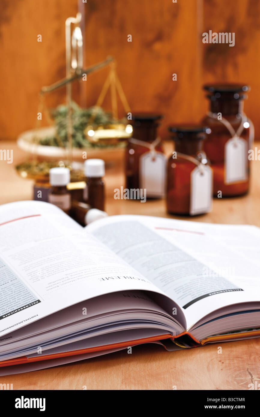 Homöopathischen Buch, im Hintergrund Apotheker Flaschen Stockfoto