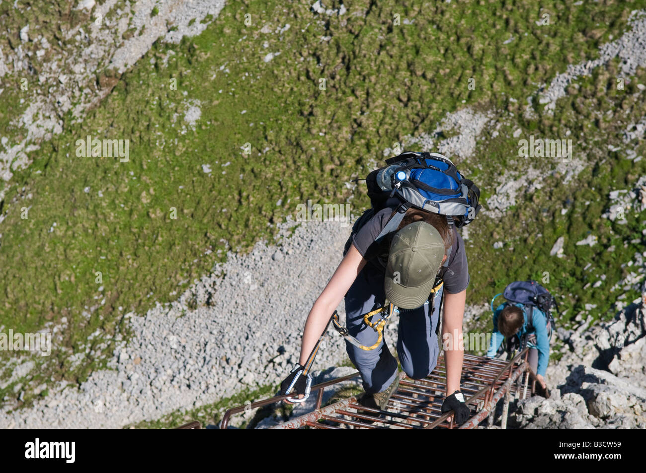 Weibliche Wanderer steigt die via Ferrata Leiter Mittelwalder Hoehenweg unterwegs im Karwendel-Gruppe der deutschen Alpen, Mittenwald, Deutschland Stockfoto