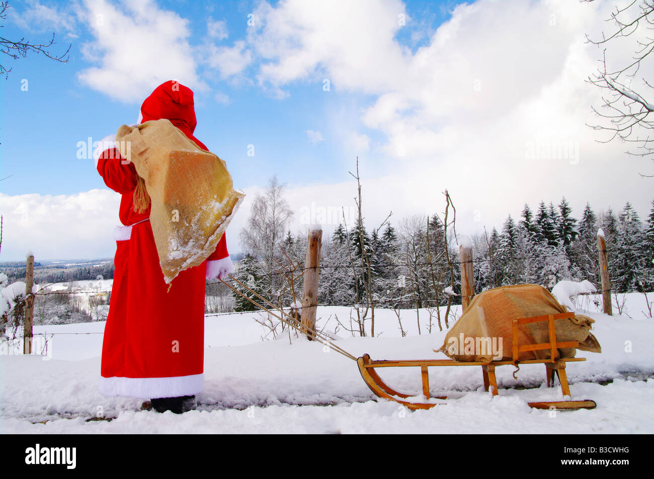 Santa Claus Weihnachtsmann in eine herrliche Winterlandschaft Stockfoto