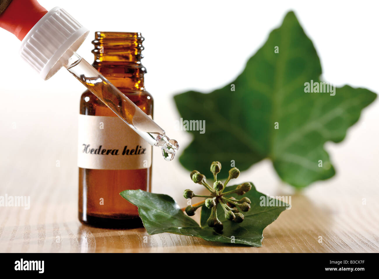 Fallen Sie, fallen aus einer Pipette im Hintergrund Medizinfläschchen, Nahaufnahme Stockfoto