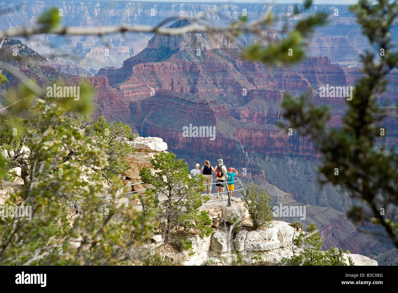 Arizona Grand-Canyon-Nationalpark Touristen am Bright Angel Point auf der North Rim des Grand Canyon Stockfoto