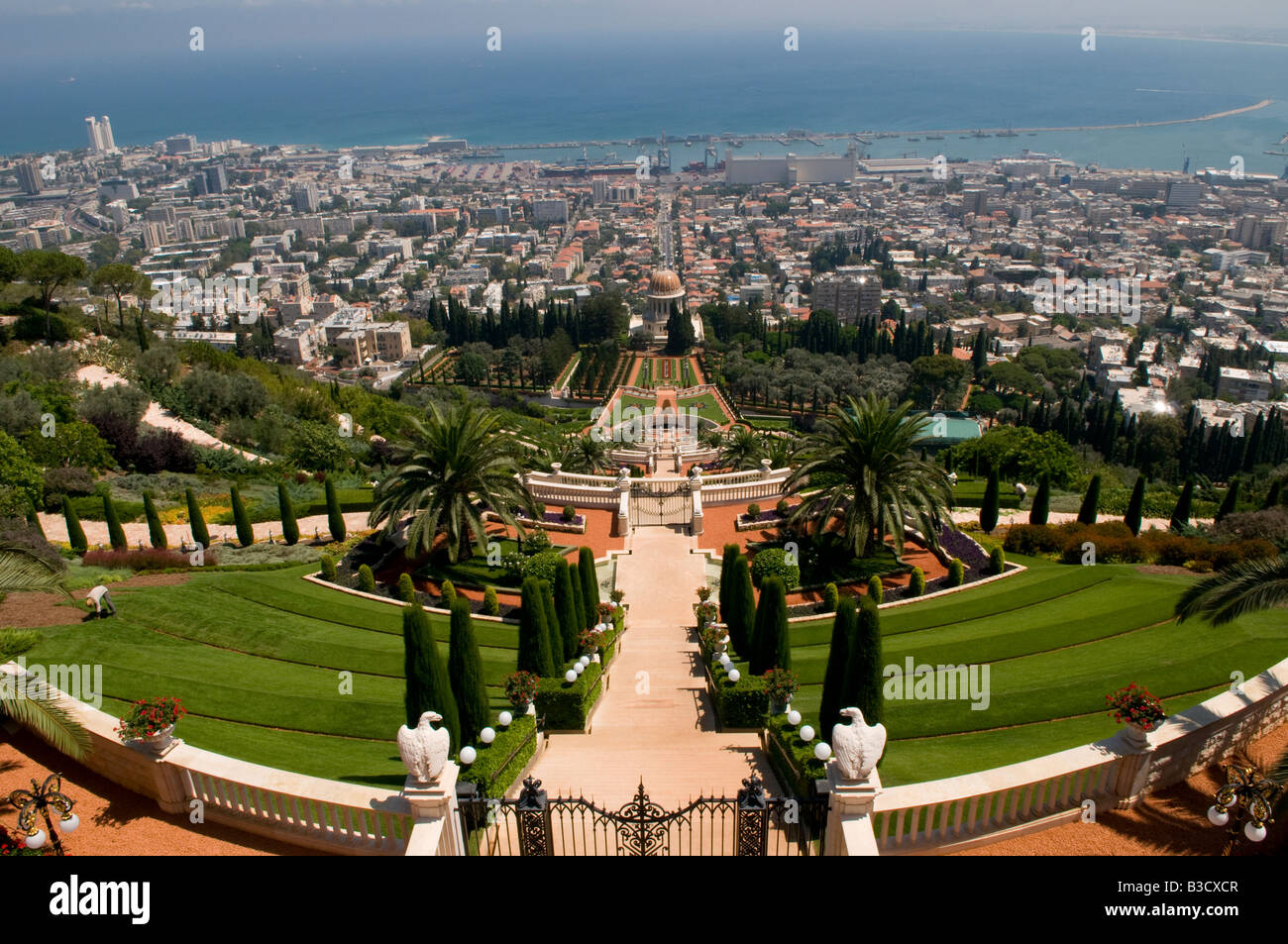 Blick nach unten auf die oberen Terrassen des Schreins des Bab-Gründers des Bábí-Glaubens auf dem Berg Carmel in der Stadt Haifa, Israel Stockfoto