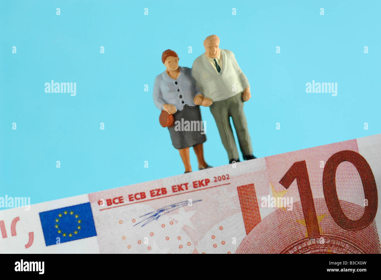 Kunststoff-Figuren stehen auf Banknoten Stockfoto