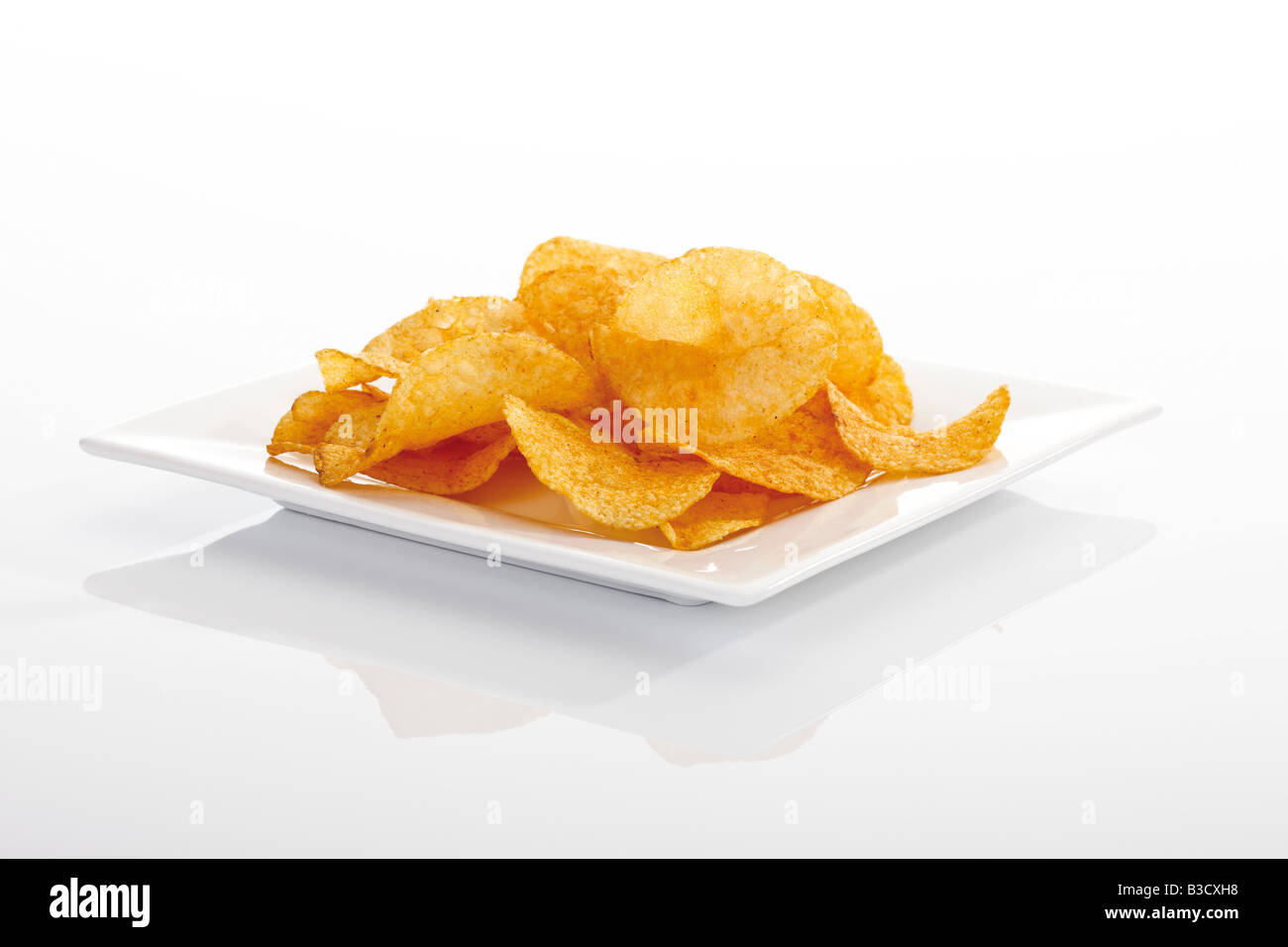 Kartoffelchips auf Platte Stockfoto