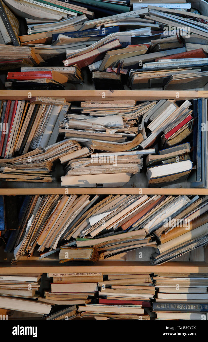 Bücher und Zeitschriften in den Regalen, Nahaufnahme Stockfoto