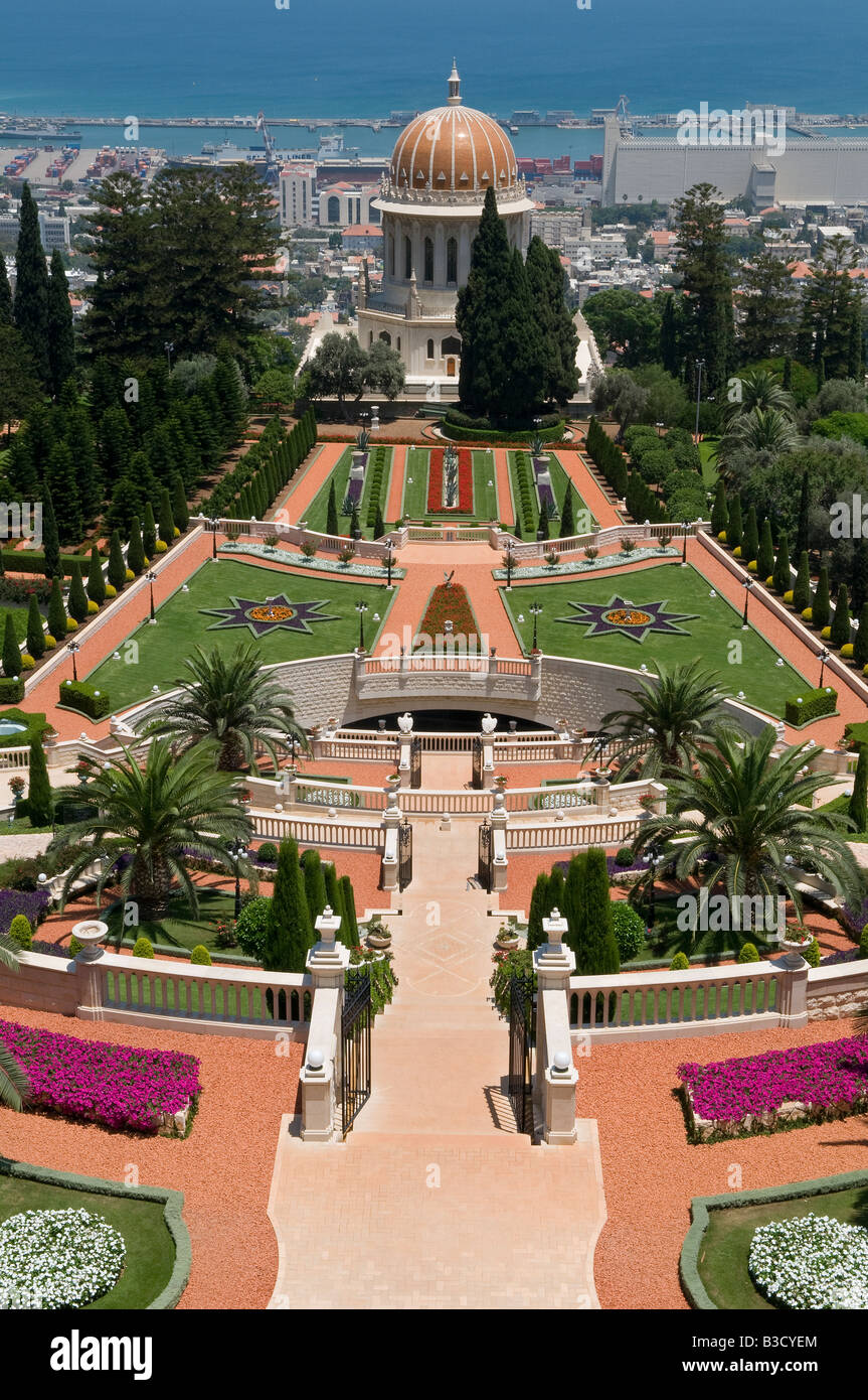 Blick nach unten auf die oberen Terrassen des Schreins des Bab-Gründers des Bábí-Glaubens auf dem Berg Carmel in der Stadt Haifa, Israel Stockfoto