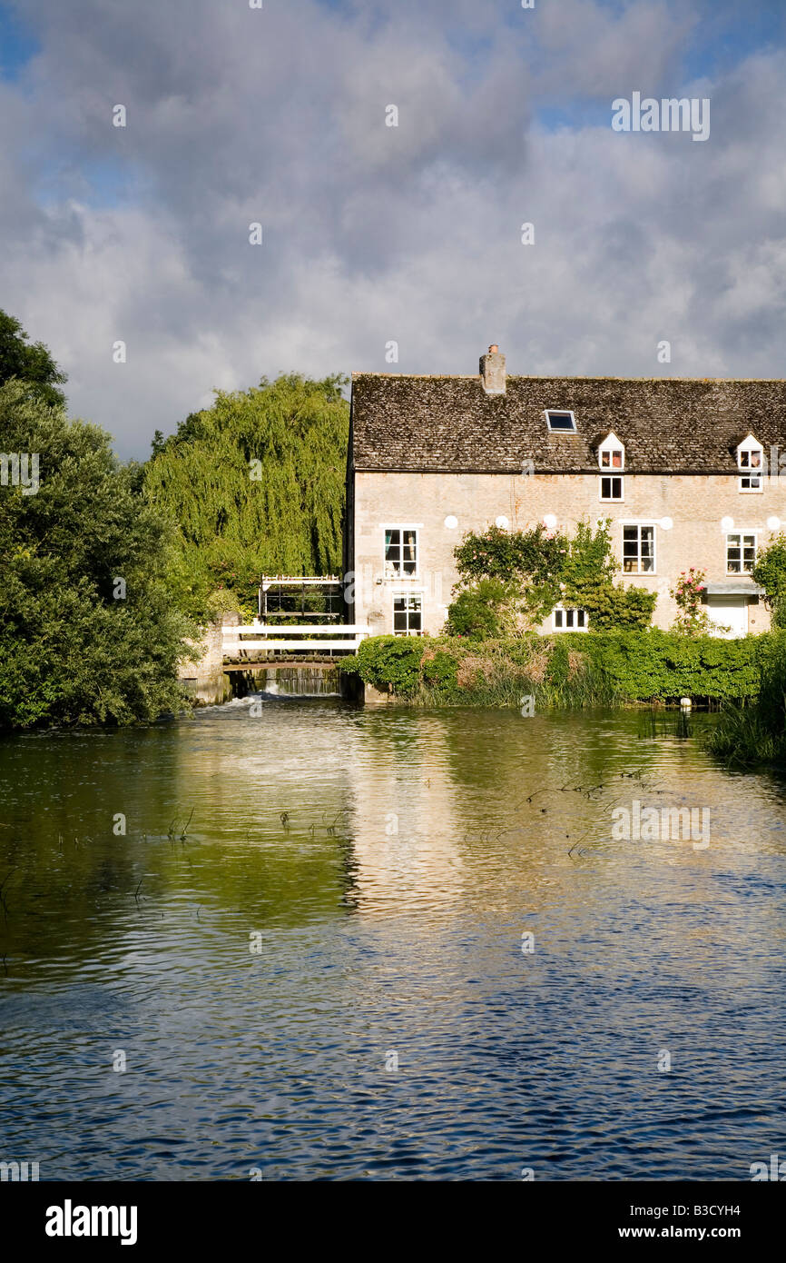 Wadenhoe-Mühle-Haus durch den Fluß Nene Northamptonshire Stockfoto