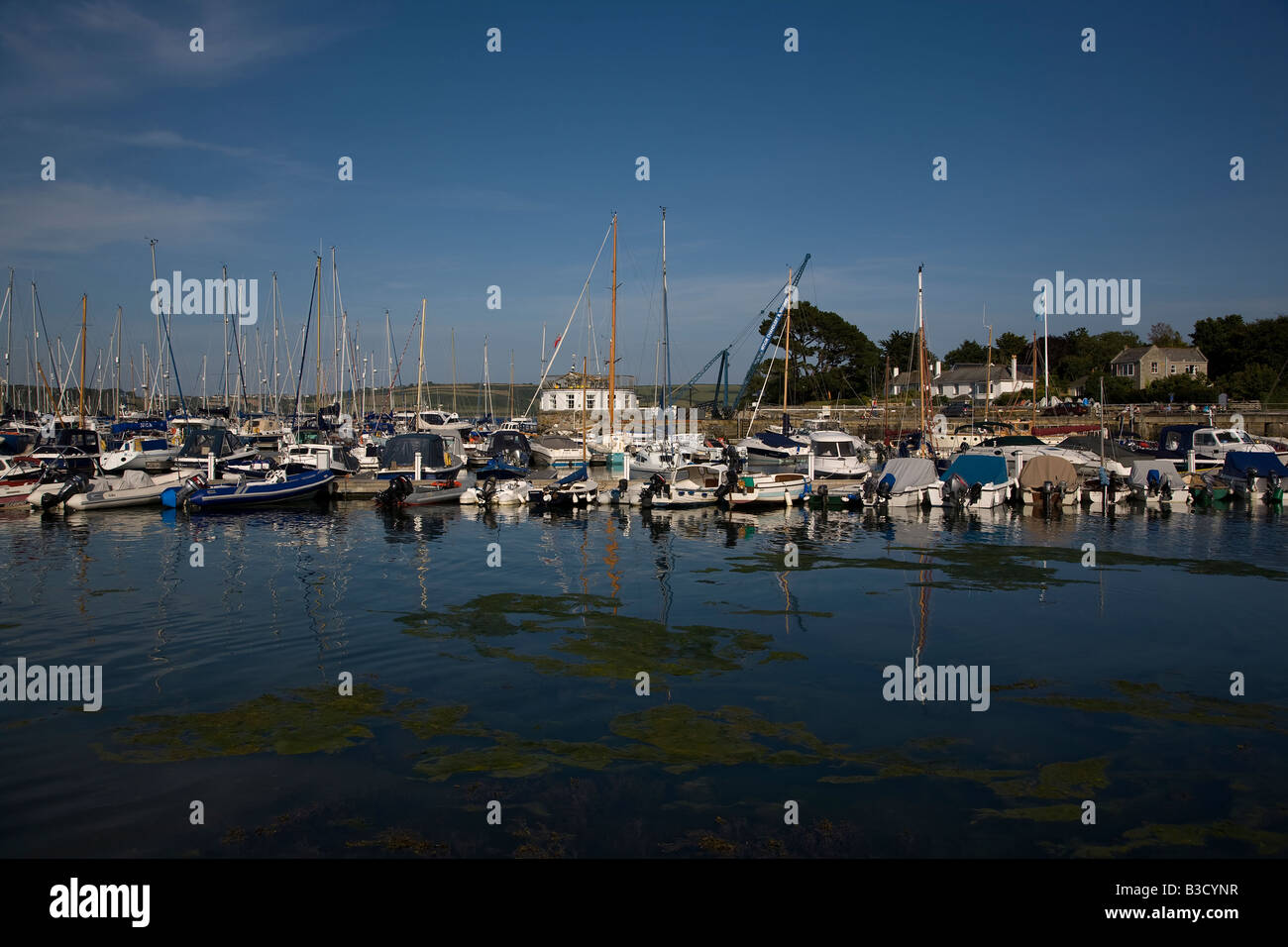 Boote und Yachten vor Anker im Hafen von Mylor in der Carrick Roads-Mündung auf der River Fal in Cornwall Süd-west England Stockfoto