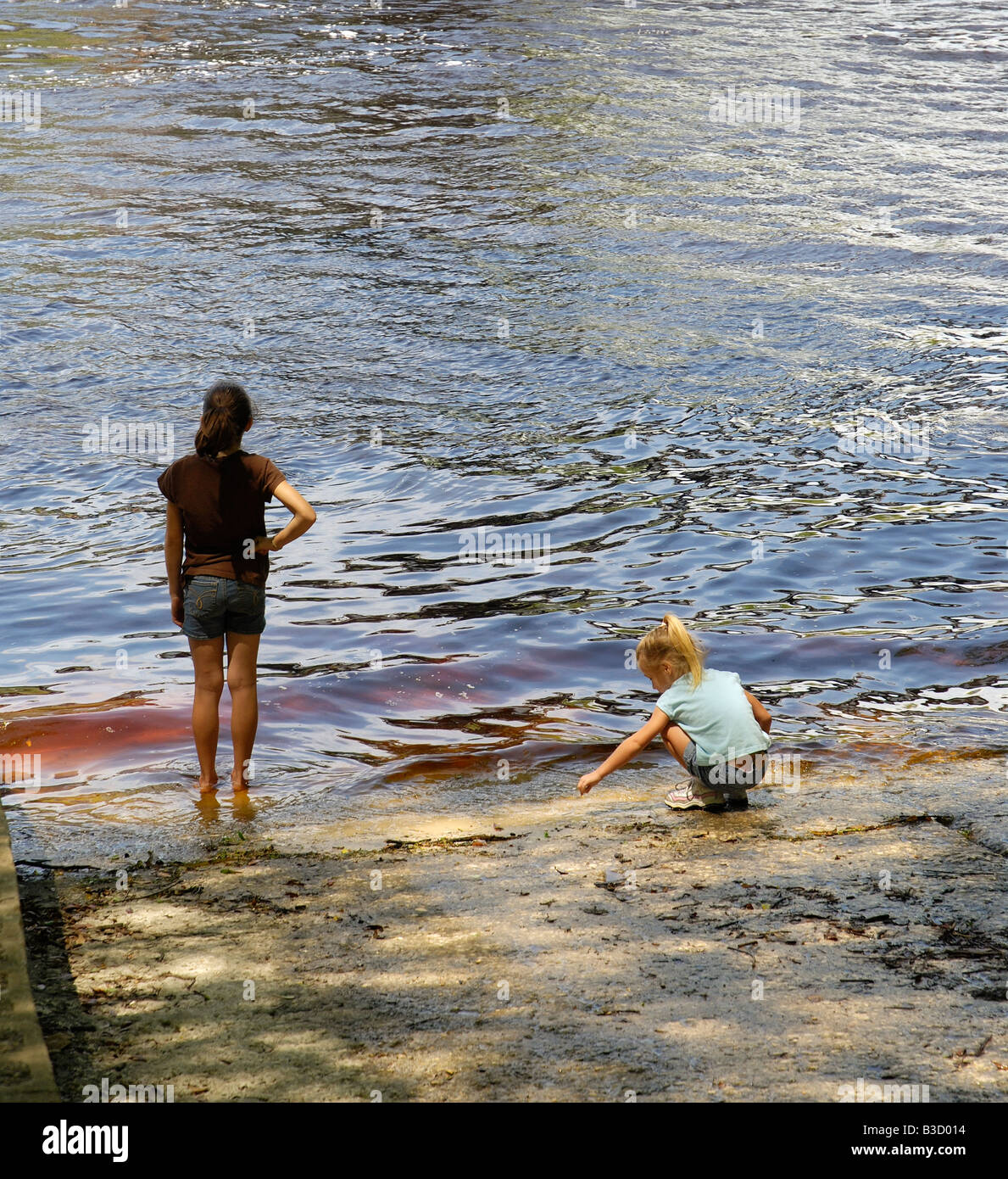 zwei Girls spielen entlang der Kante des Suwannee River Rock Bluff North Florida Stockfoto