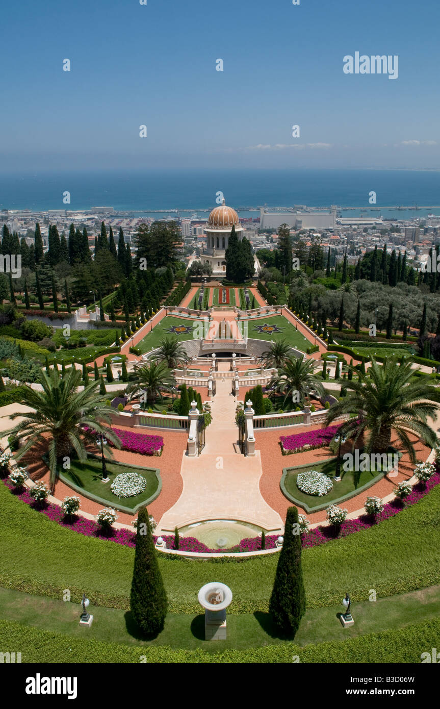 Blick nach unten auf die oberen Terrassen des Schreins des Bab-Gründers des Bábí-Glaubens auf dem Berg Carmel in der Stadt Haifa, Israel Stockfoto