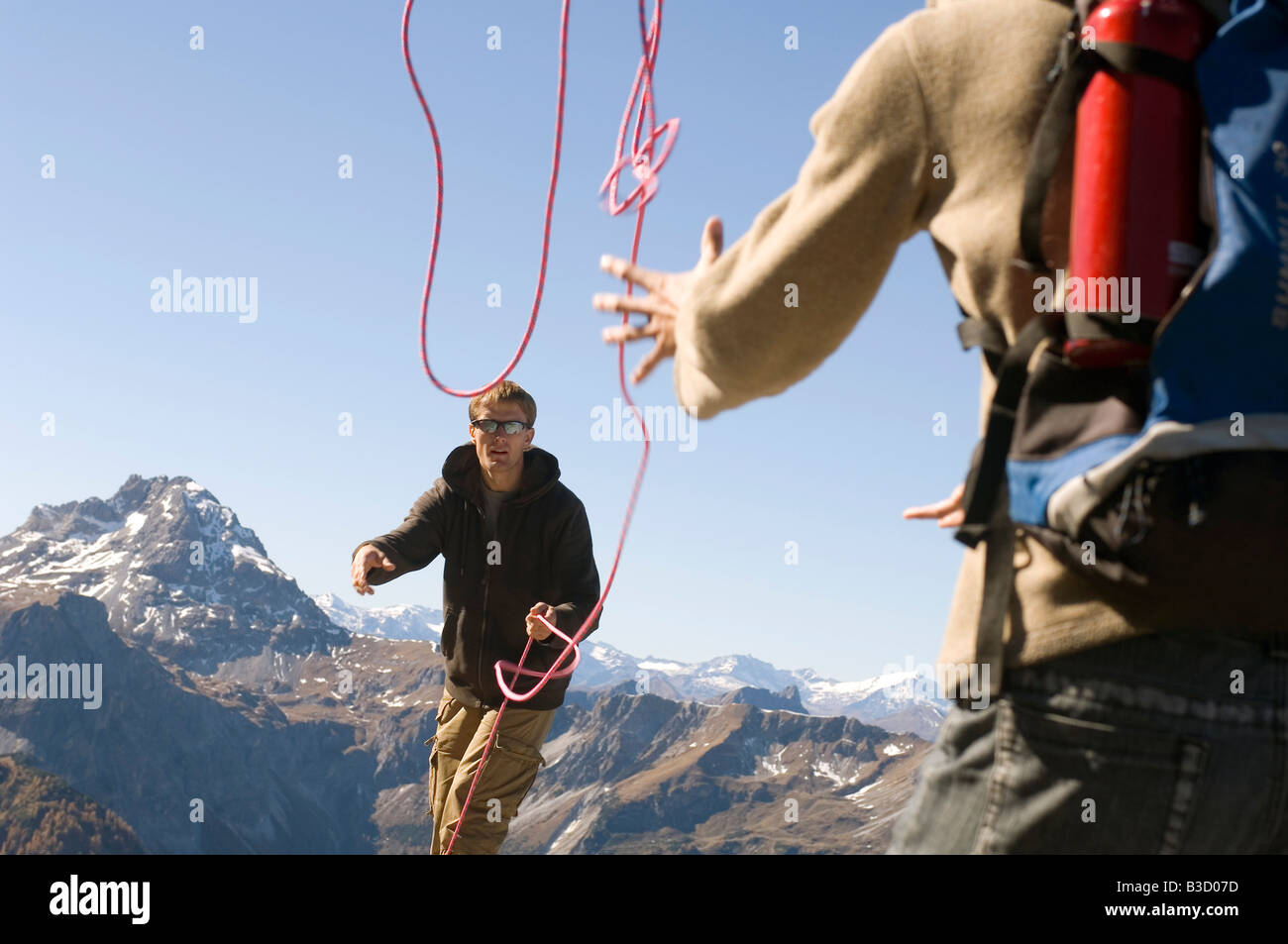 Österreich, Salzburger Land, junges Paar mit einem Seil als Sicherheitsmaßnahme Stockfoto