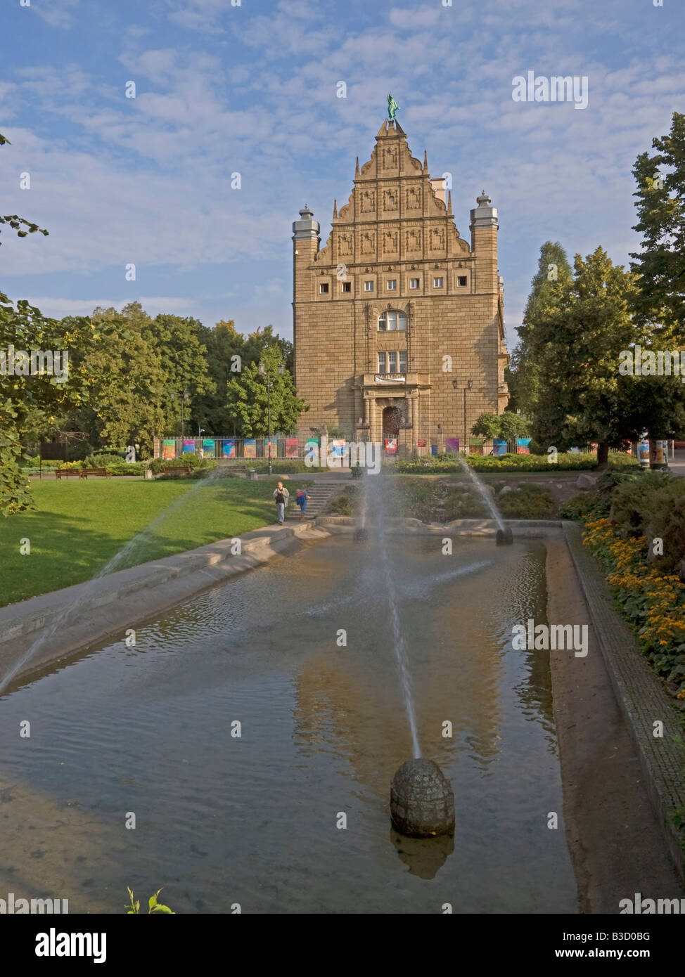 Nicolaus Copernicus Universität Gebäude in einem Park mit Sprühwasser in Torun, Polen Stockfoto