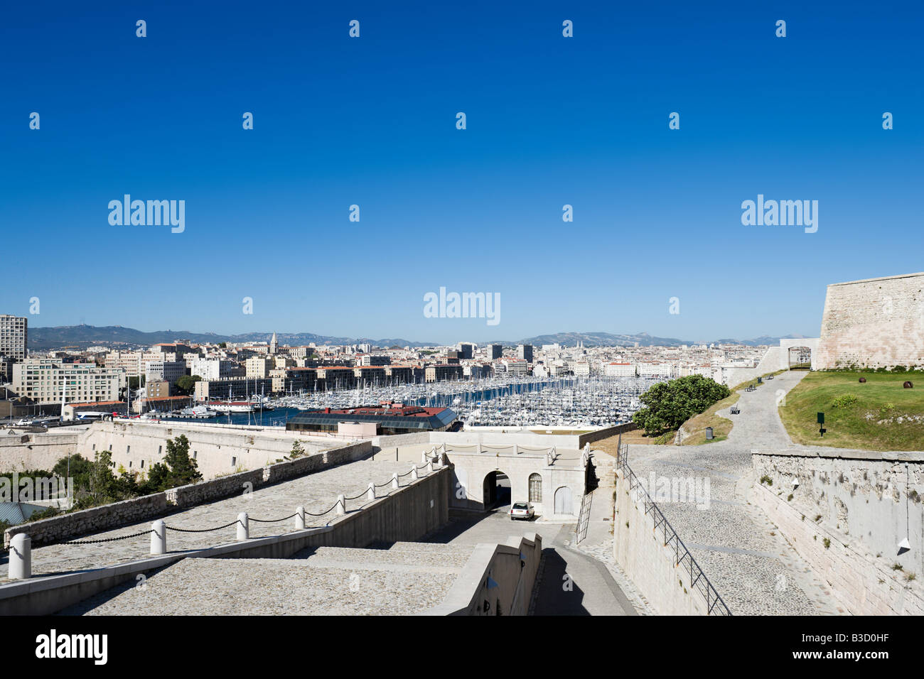 Blick auf den Vieux Port von Fort St. Nicolas an der Hafen Einfahrt, Marseille, Cote d ' Azur, Frankreich Stockfoto