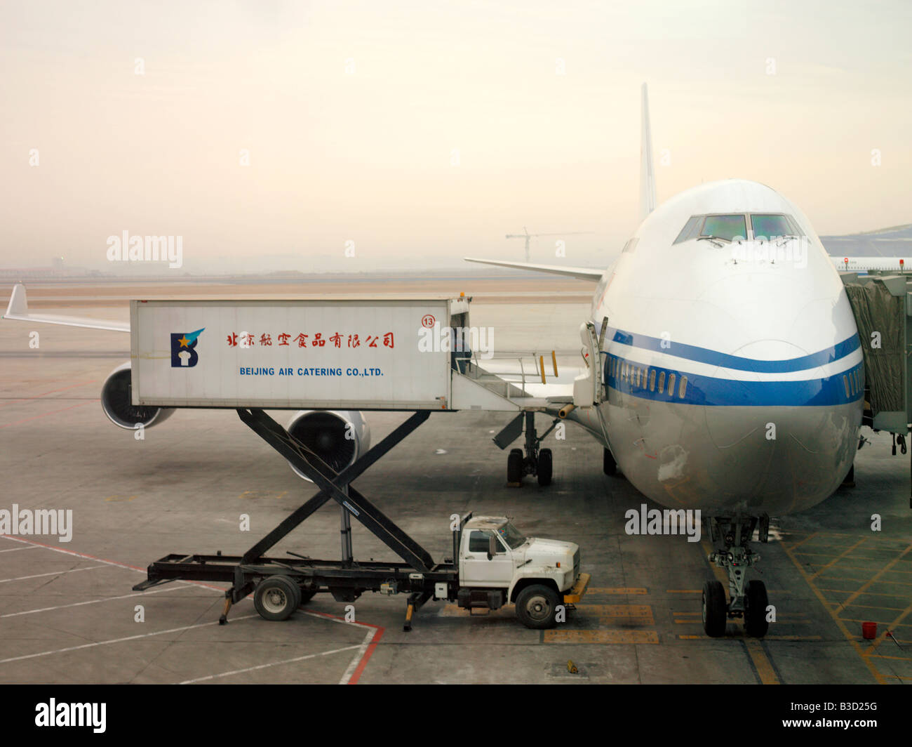 Fracht wird auf einer Ebene am internationalen Flughafen von Peking geladen. Stockfoto