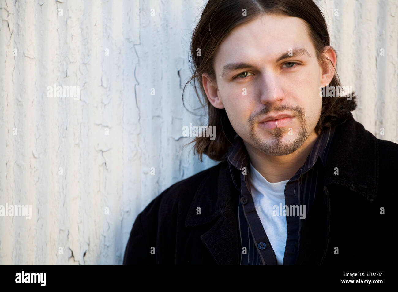 Junger Mann Mit Lippe Piercing Portrat Stockfotografie Alamy