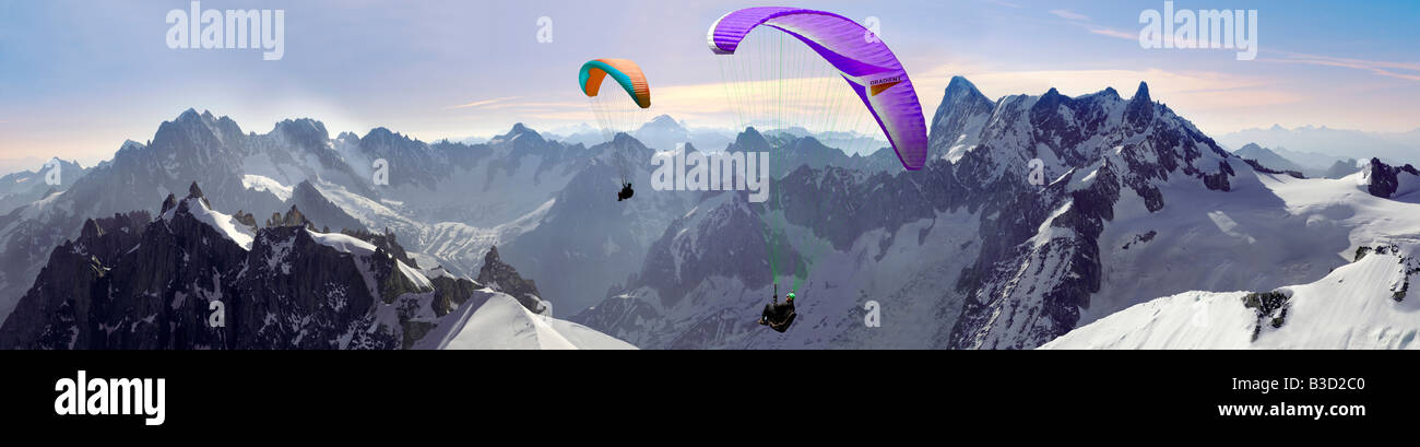 Gleitschirmflieger über Alguille du Midi mit dem Mont-Blanc-Massiv hinter Chamonix Mont Blanc, Frankreich Stockfoto