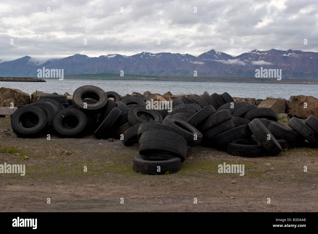 Verlassene Autoreifen, Dalvik, Island. Stockfoto