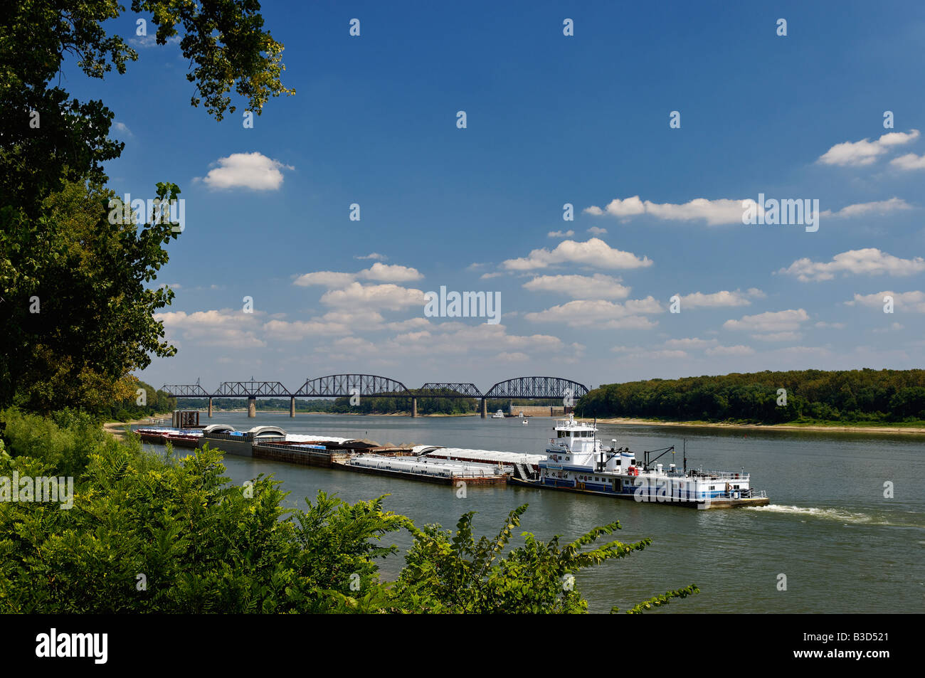 Schlepper und Barge am Ohio River warten auf die McAlpine betreten sperren New Albany Indiana Stockfoto