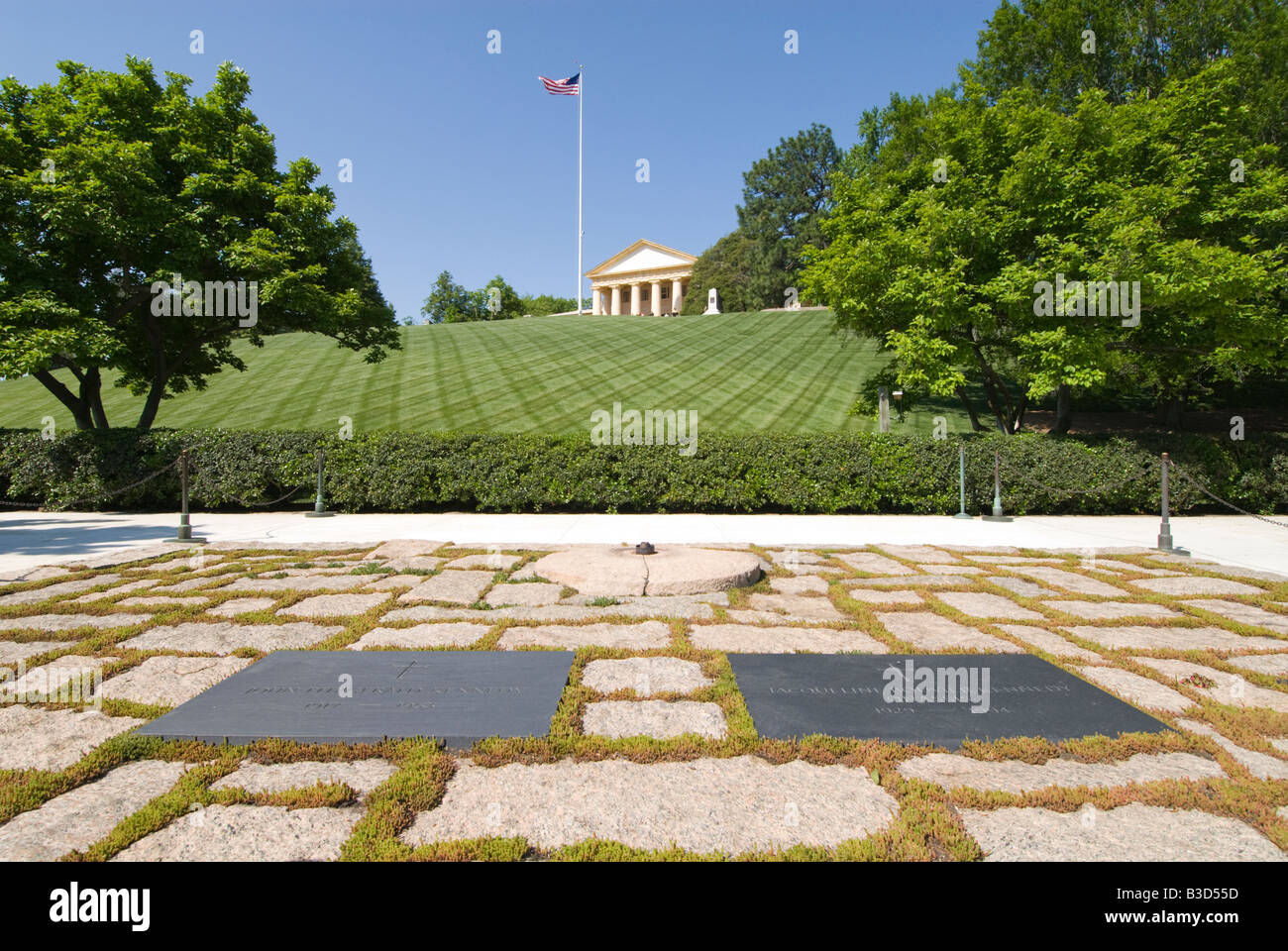 Arlington National Cemetery John und Jacqueline Kennedy der Gräber und ewige Flamme mit Arlington Haus im Hintergrund. Stockfoto